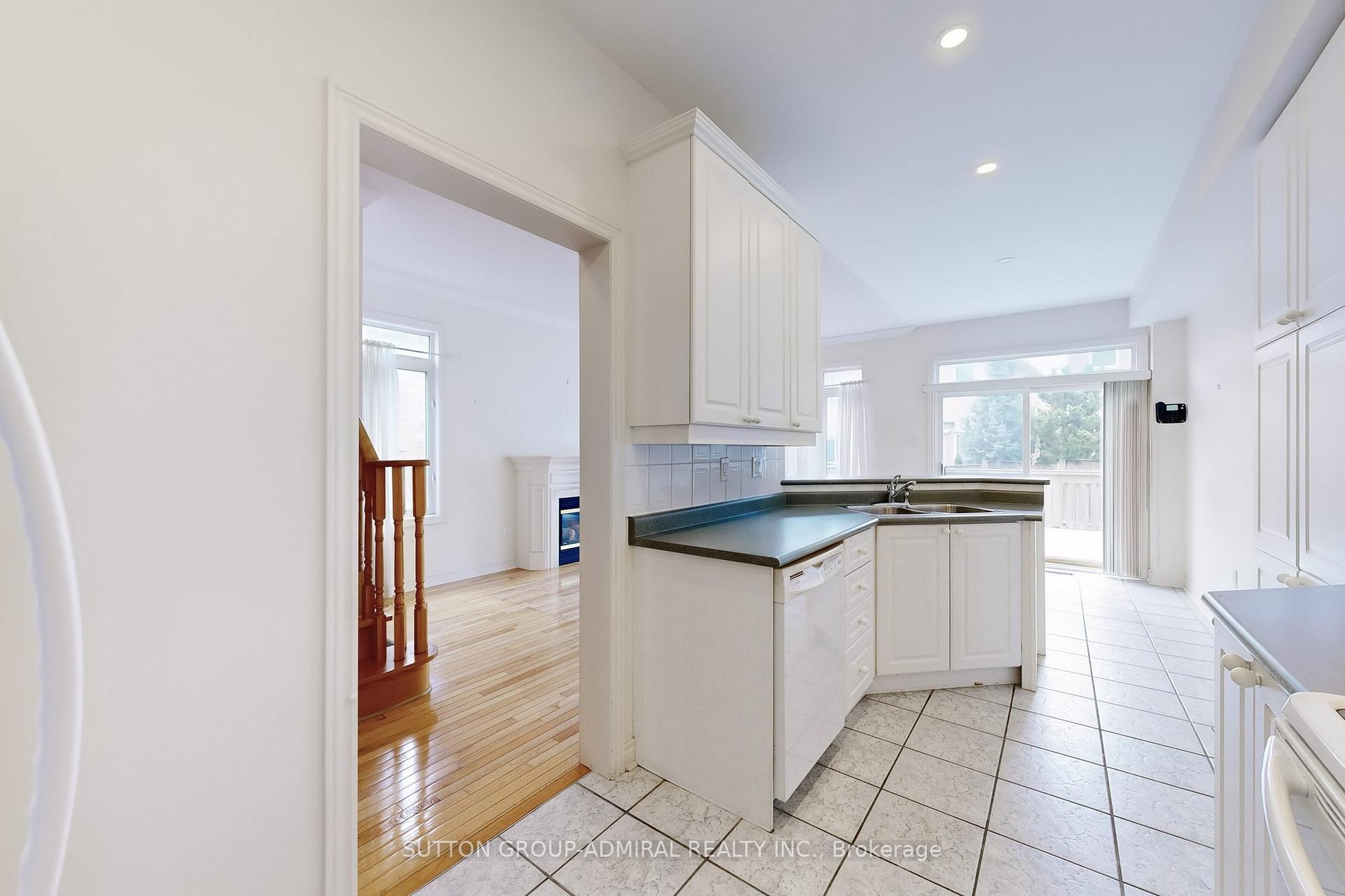 Photo 13 of 11 Mosswood Road, Vaughan, Patterson — HOMEH