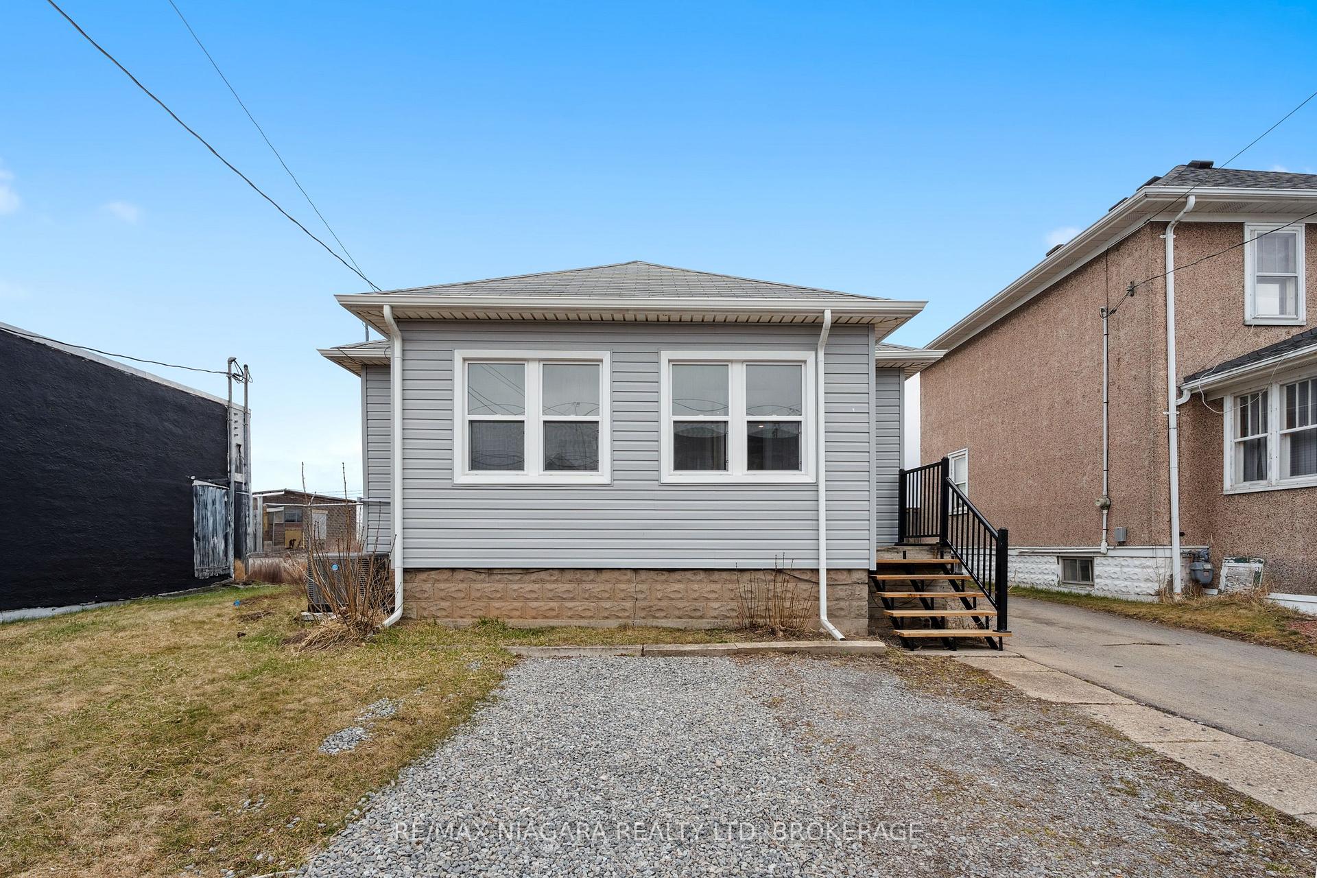 Photo 2 of 216 Burgar Street, Welland, Welland Downtown — HOMEH