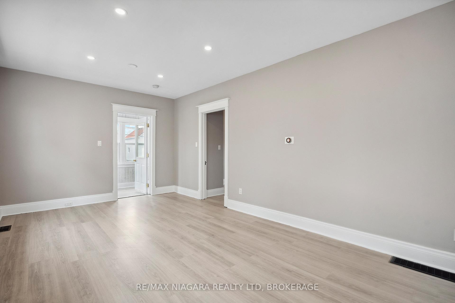 Photo 4 of 216 Burgar Street, Welland, Welland Downtown — HOMEH