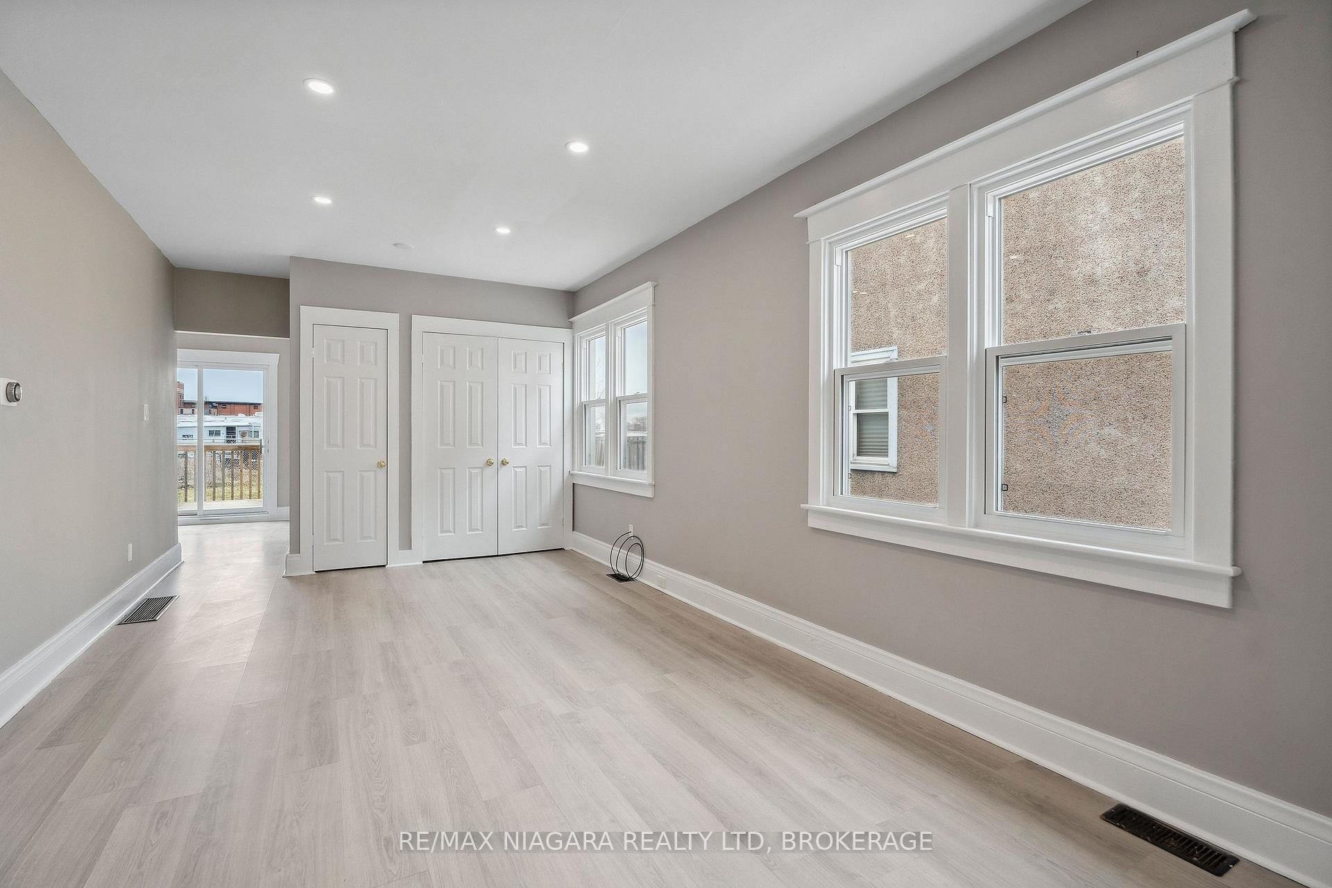 Photo 5 of 216 Burgar Street, Welland, Welland Downtown — HOMEH
