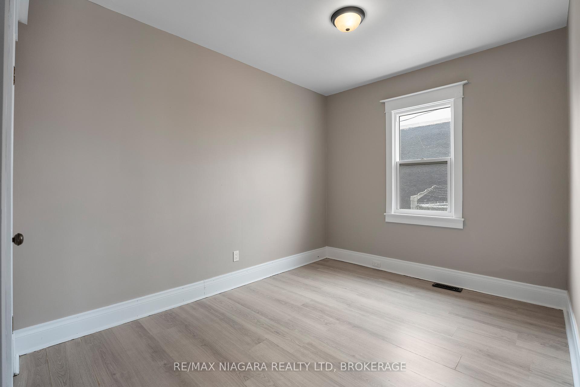 Photo 11 of 216 Burgar Street, Welland, Welland Downtown — HOMEH