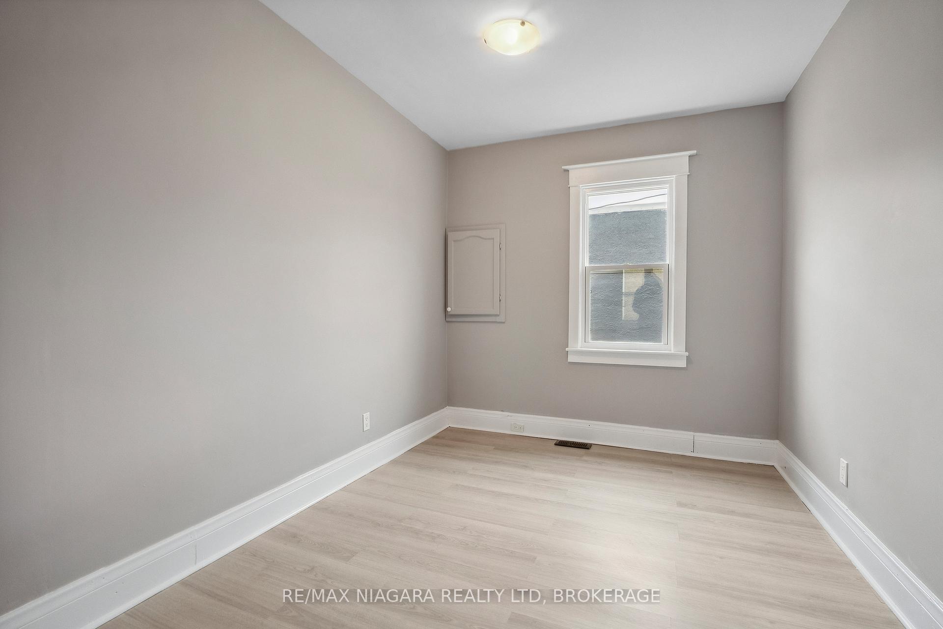 Photo 13 of 216 Burgar Street, Welland, Welland Downtown — HOMEH