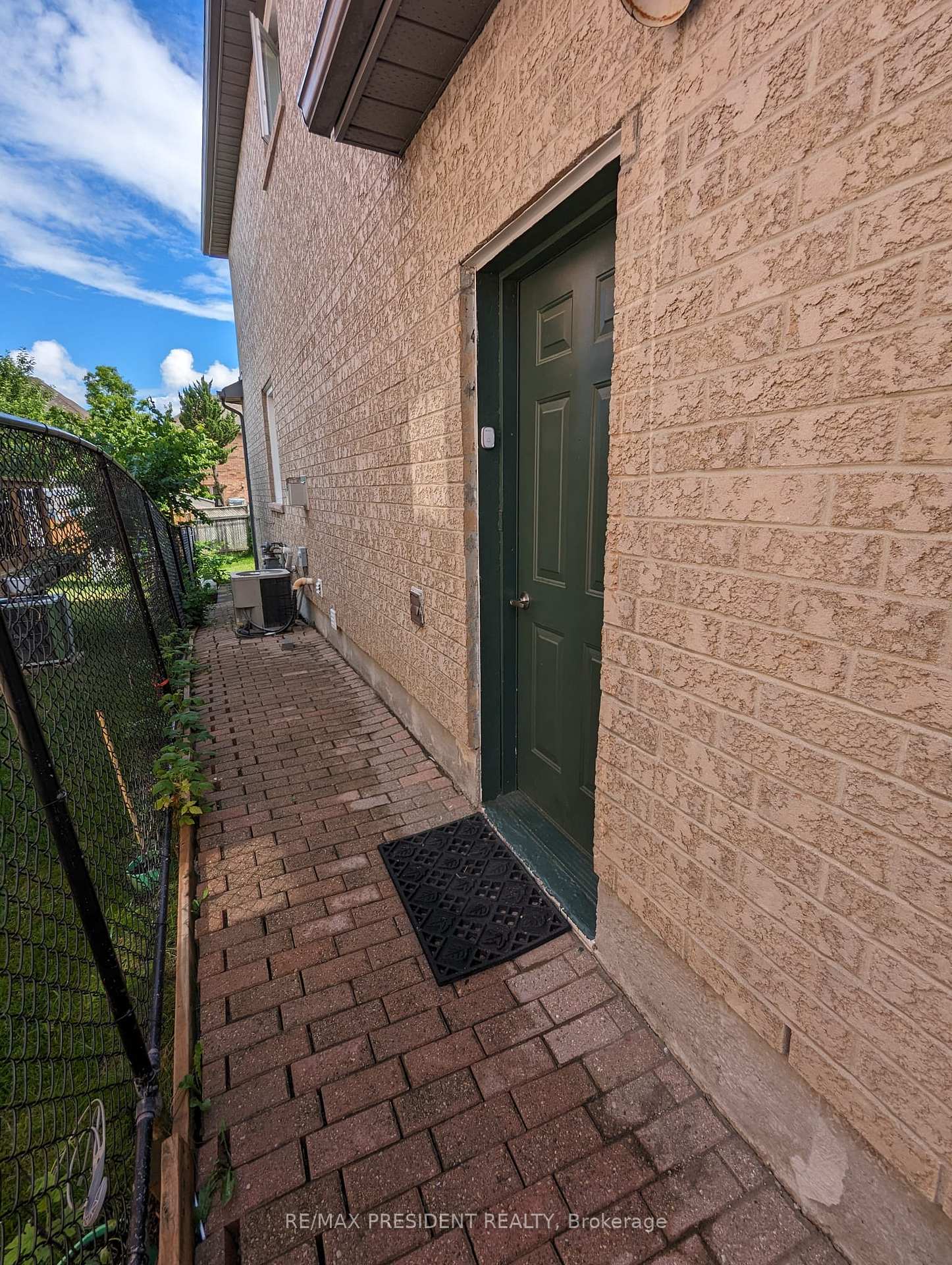 Photo 3 of 103 Cunningham Drive, Vaughan, Maple — HOMEH