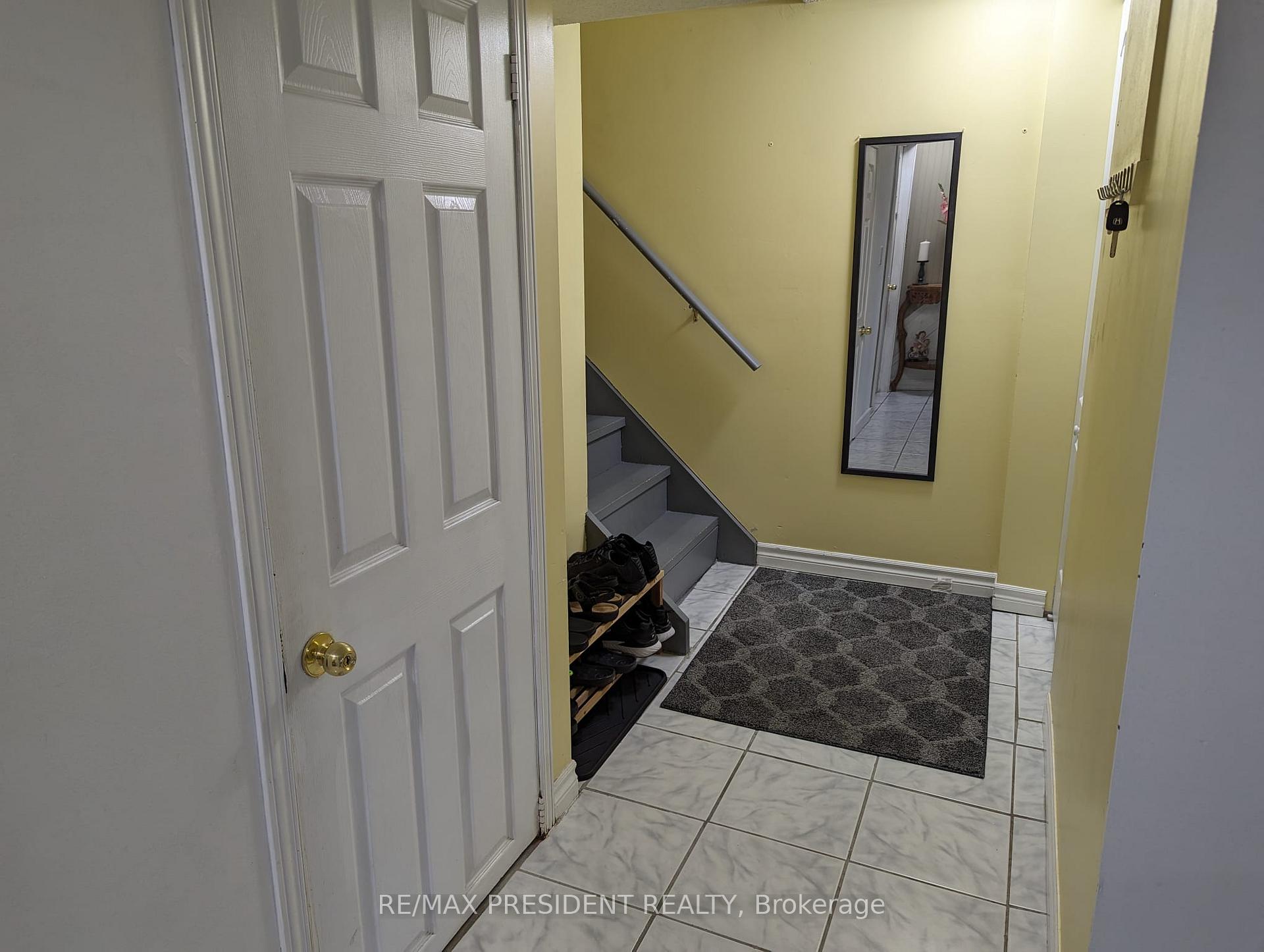 Photo 4 of 103 Cunningham Drive, Vaughan, Maple — HOMEH