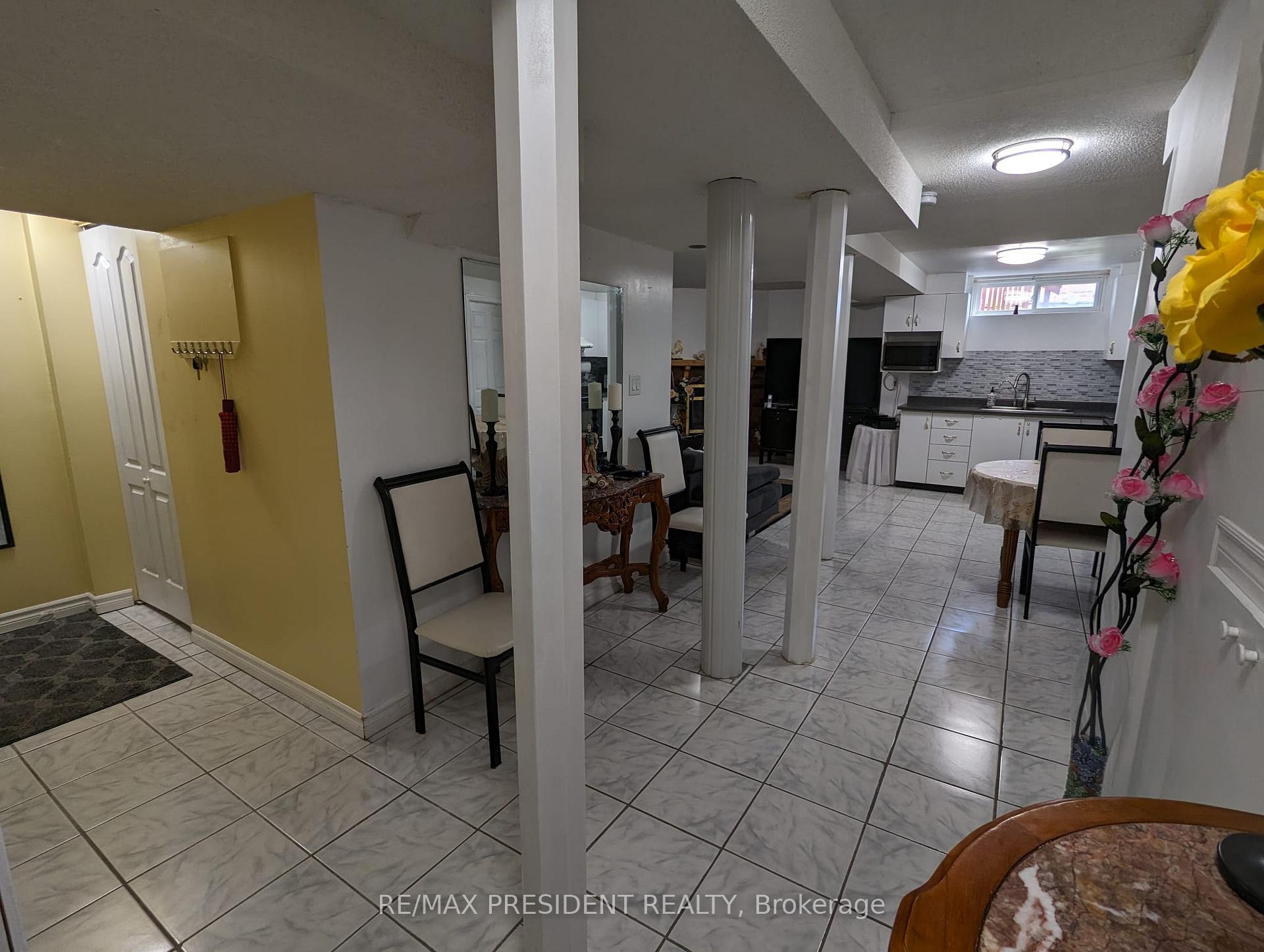 Photo 5 of 103 Cunningham Drive, Vaughan, Maple — HOMEH