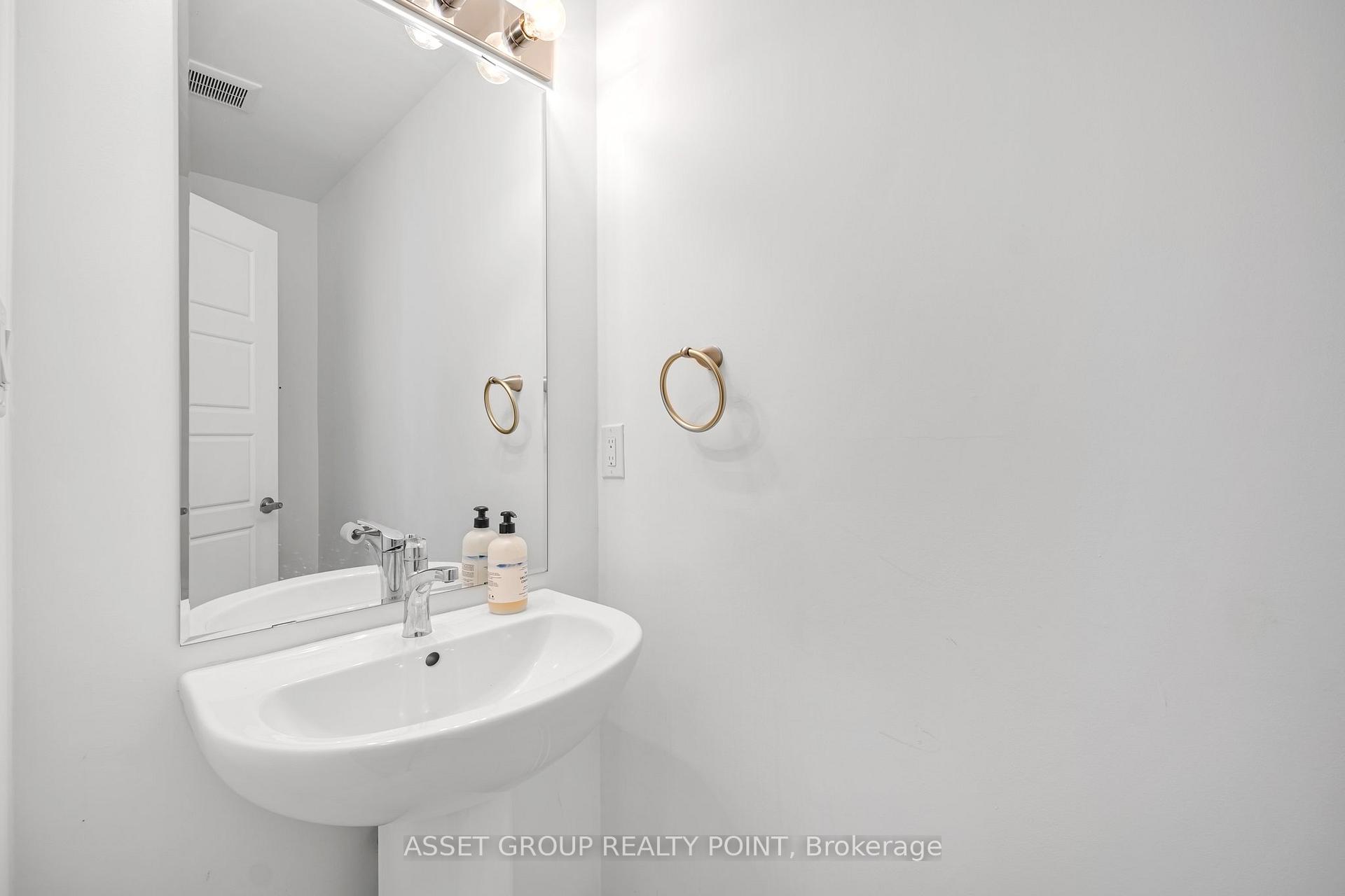 Photo 6 of 12 Calloway Way, Whitby, Downtown Whitby — HOMEH