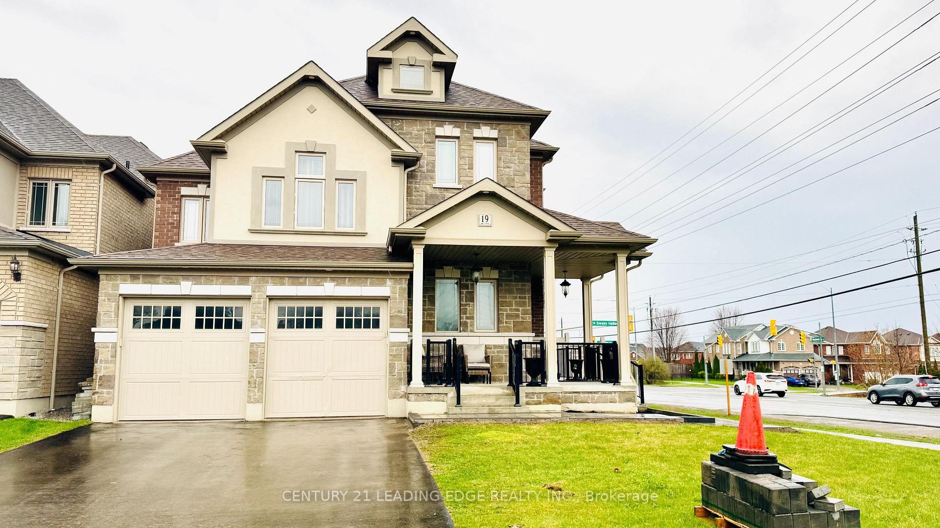 Front of 19 Savanna Court