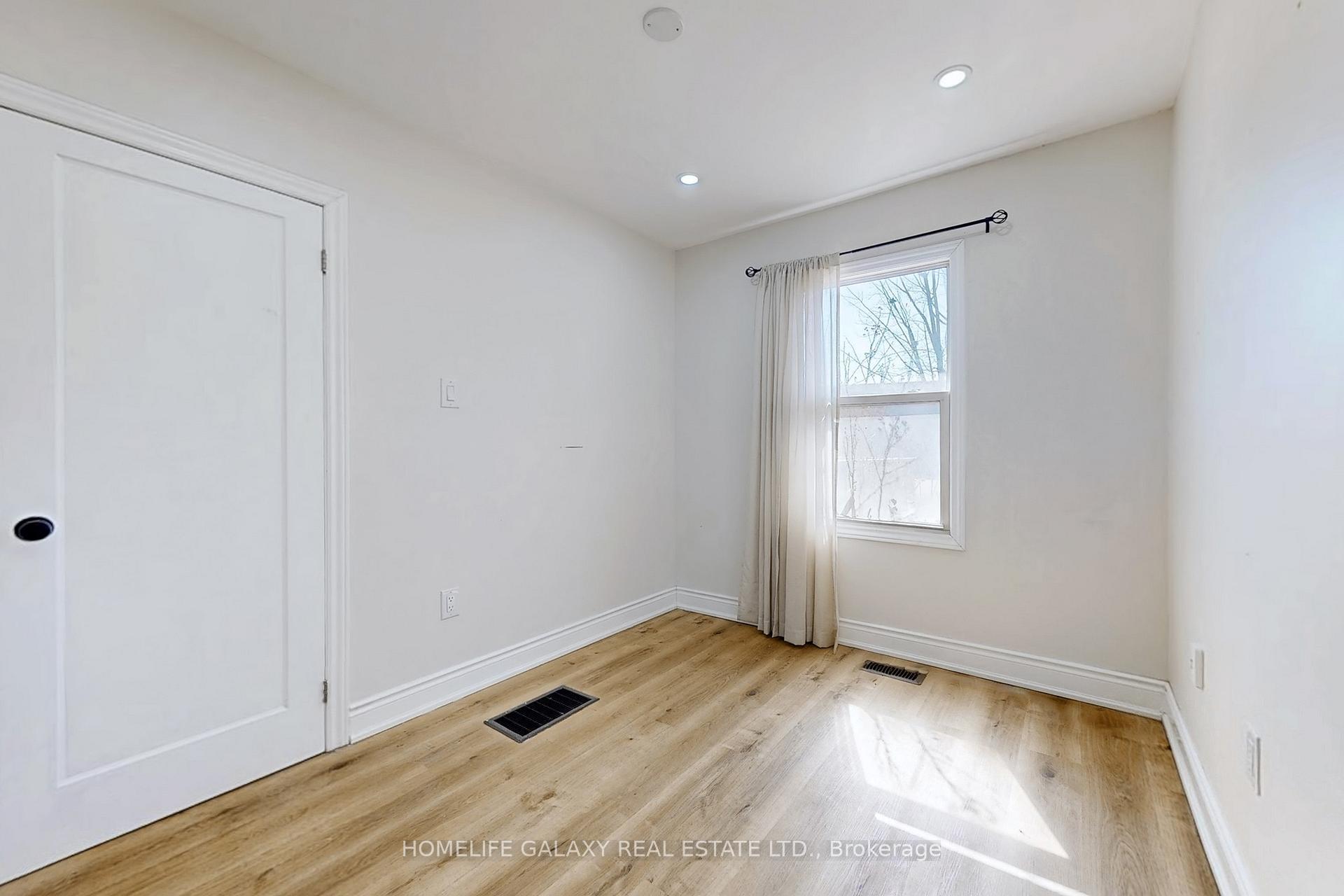 Photo 14 of 16 Queen Street, Ajax, Central — HOMEH