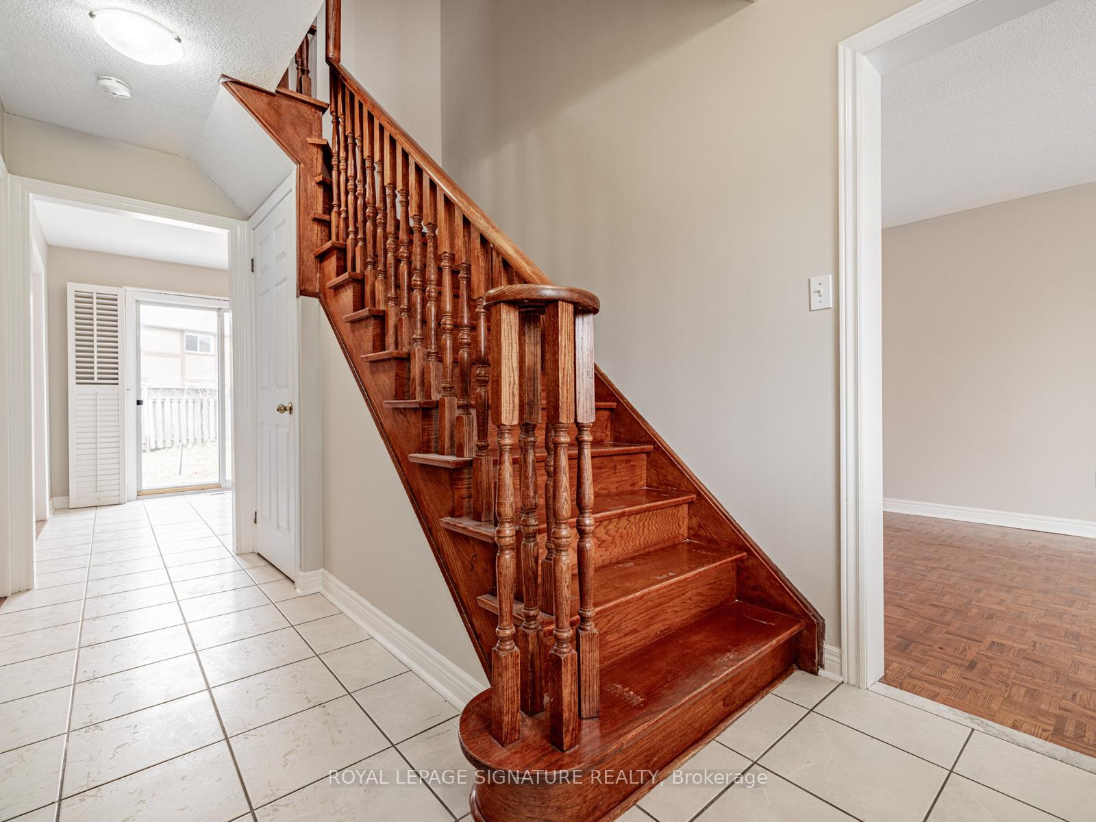 Photo 6 of 18 Inverness Close, Vaughan, Maple — HOMEH