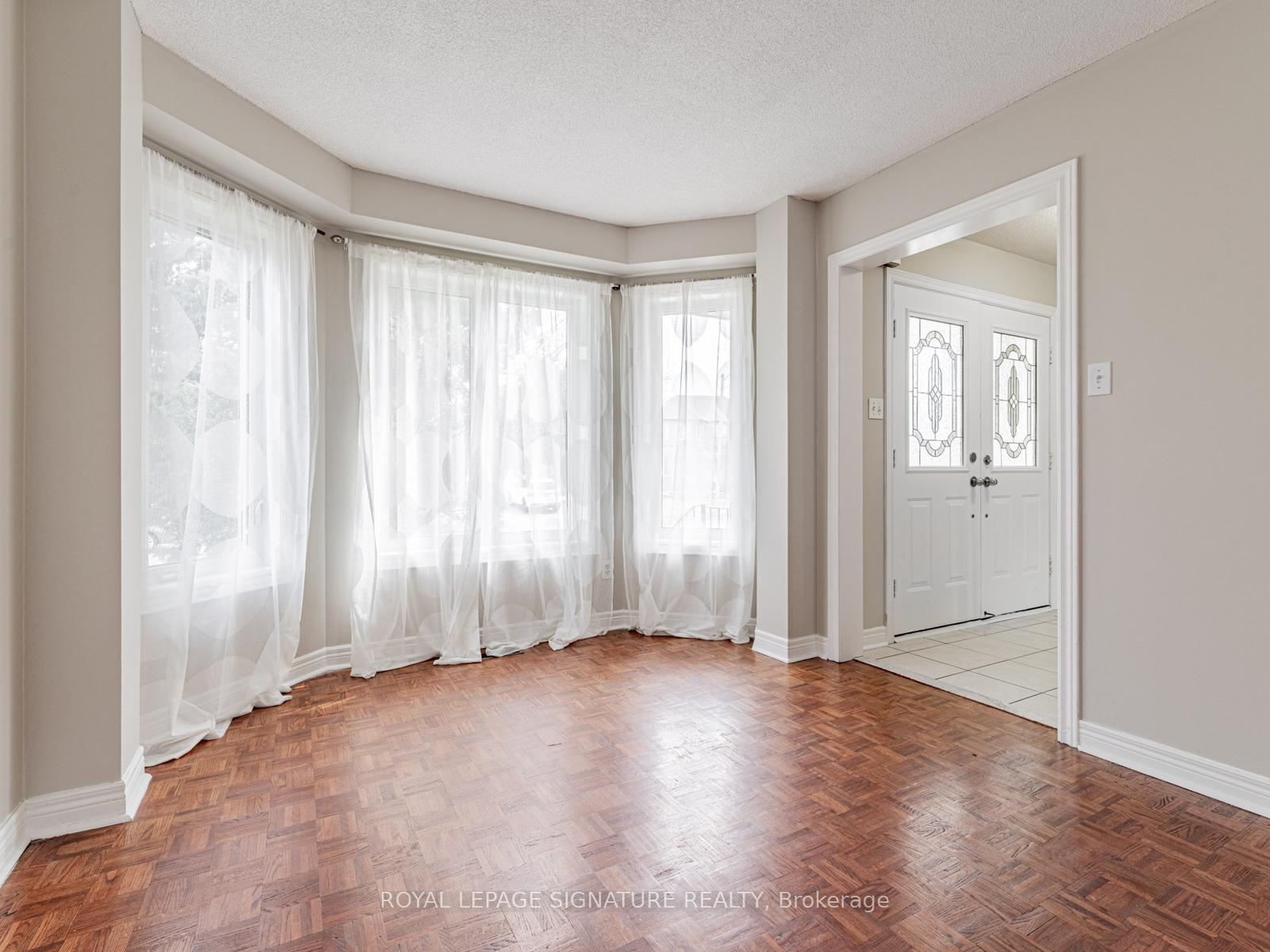 Photo 9 of 18 Inverness Close, Vaughan, Maple — HOMEH