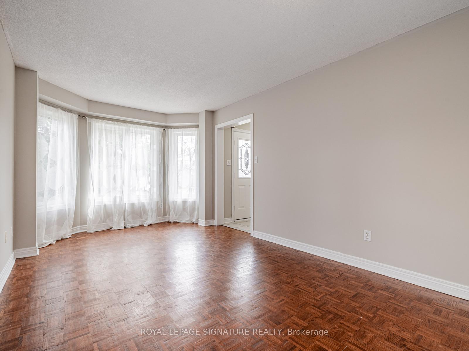 Photo 10 of 18 Inverness Close, Vaughan, Maple — HOMEH