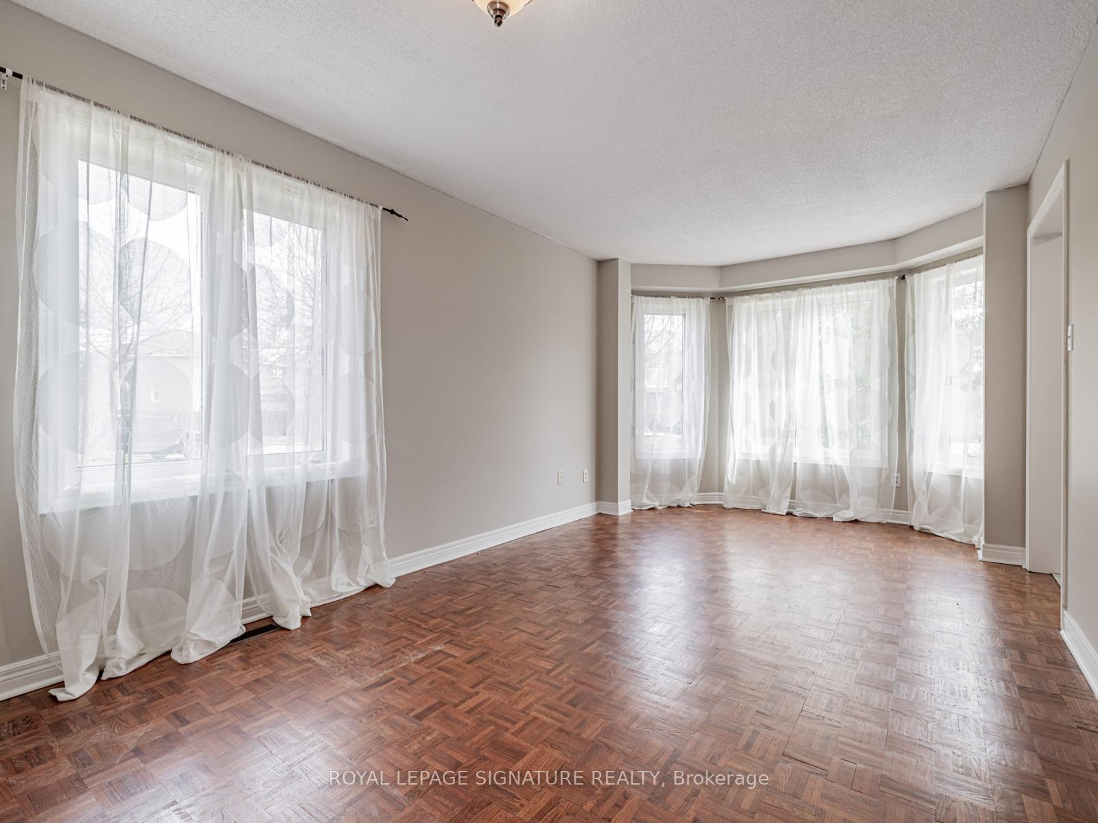 Photo 11 of 18 Inverness Close, Vaughan, Maple — HOMEH