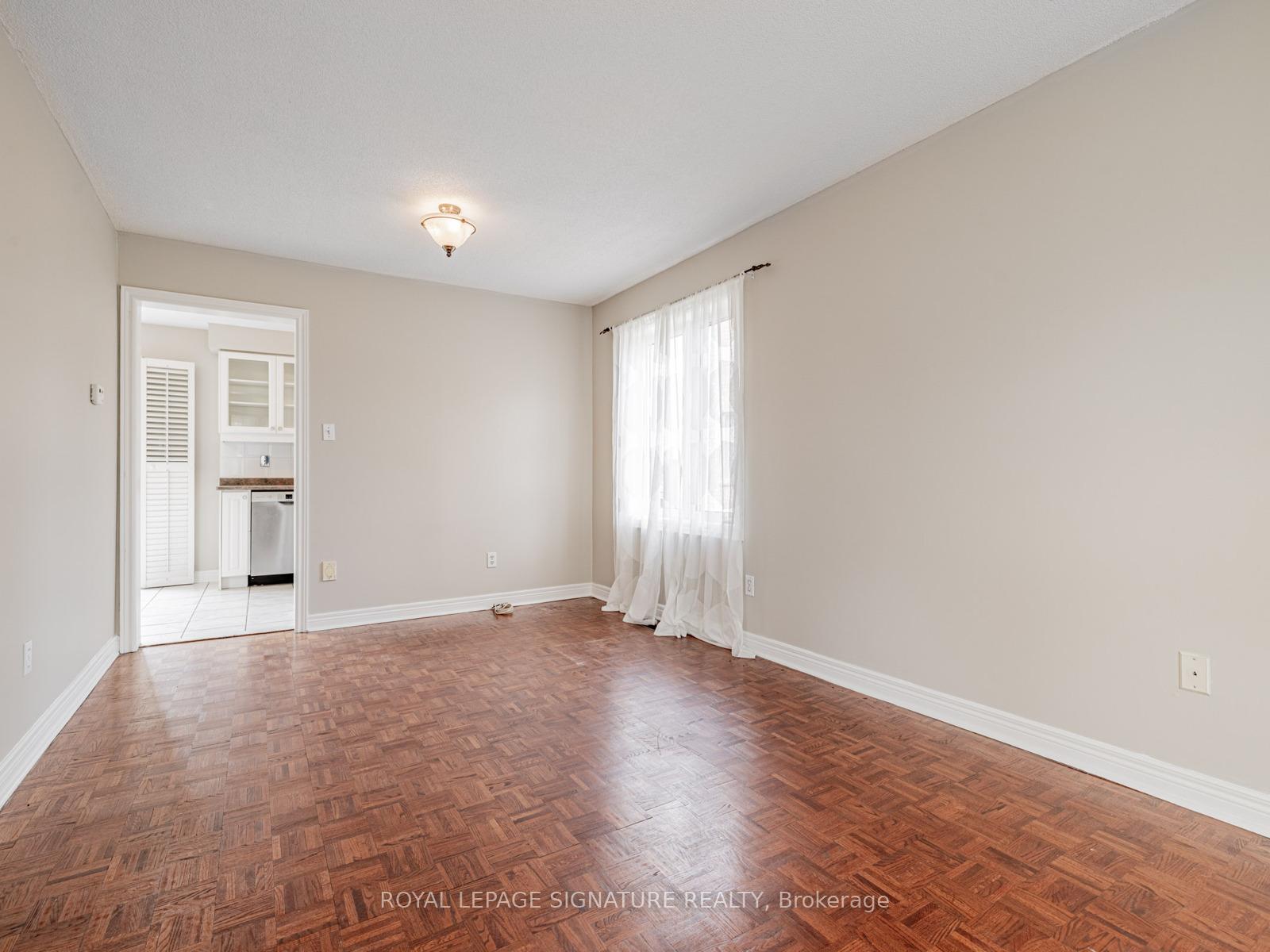 Photo 12 of 18 Inverness Close, Vaughan, Maple — HOMEH