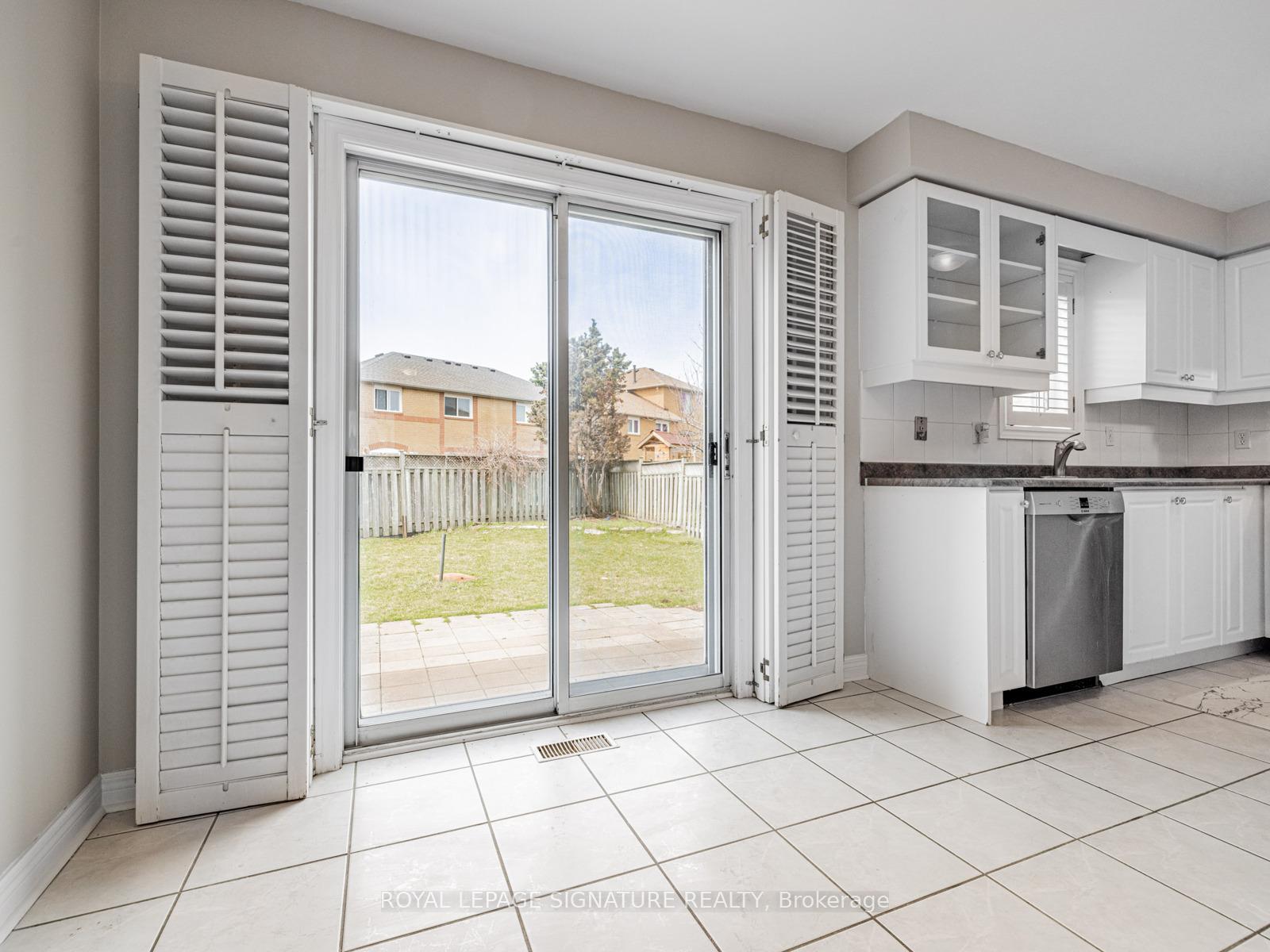 Photo 13 of 18 Inverness Close, Vaughan, Maple — HOMEH