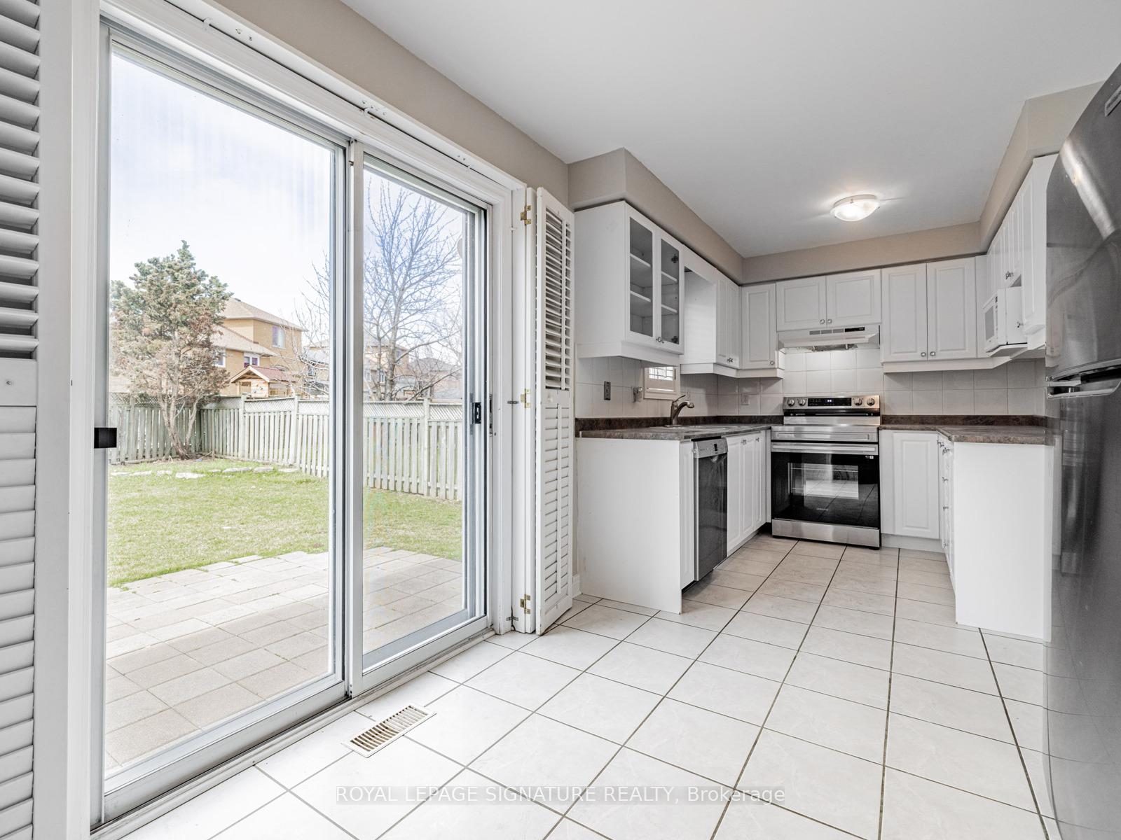Photo 14 of 18 Inverness Close, Vaughan, Maple — HOMEH