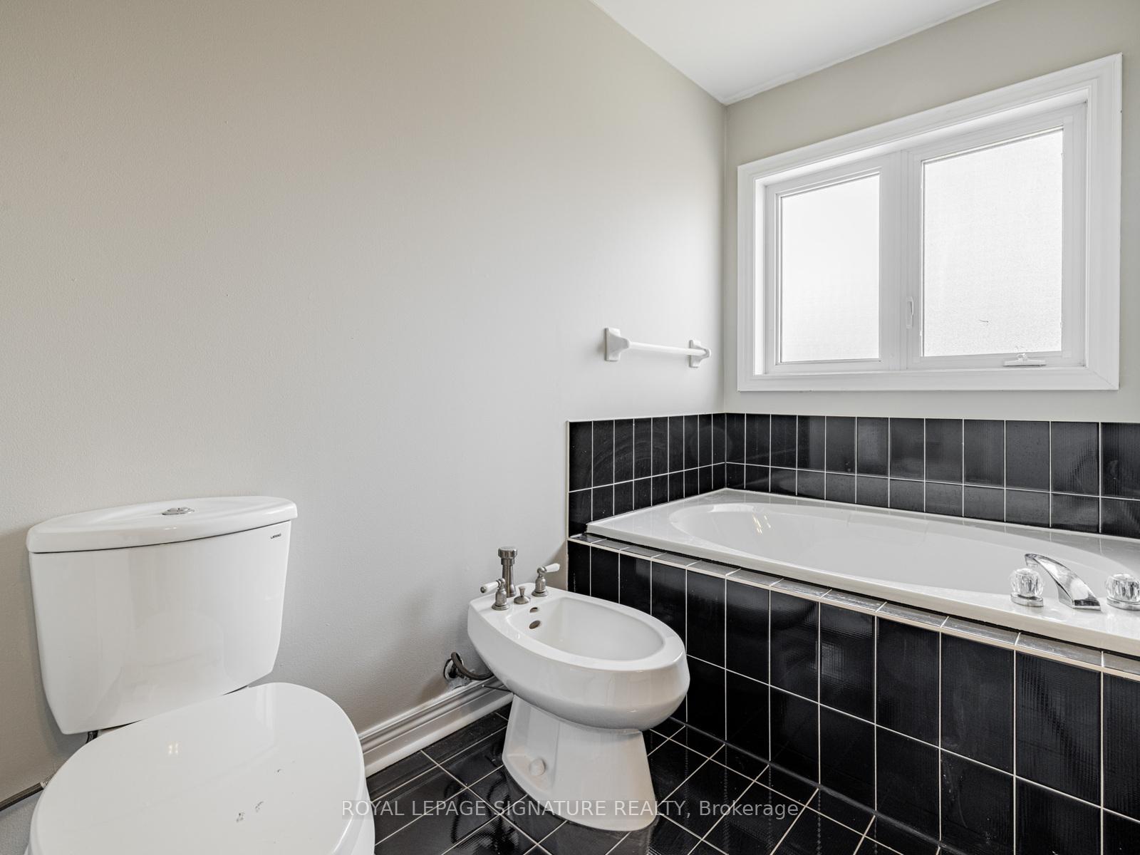 Photo 35 of 18 Inverness Close, Vaughan, Maple — HOMEH
