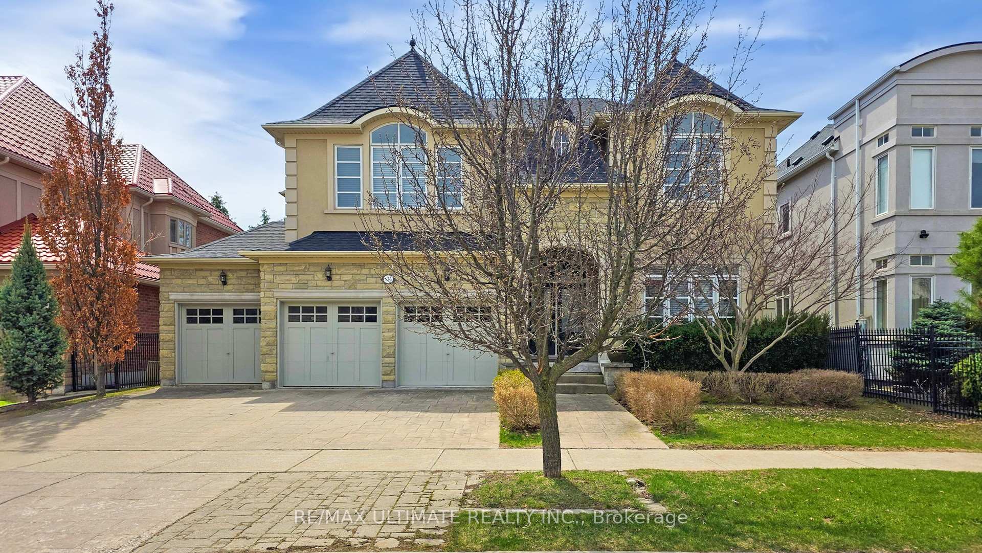 Photo 2 of 133 Cook's Mill Crescent, Vaughan, Patterson — HOMEH