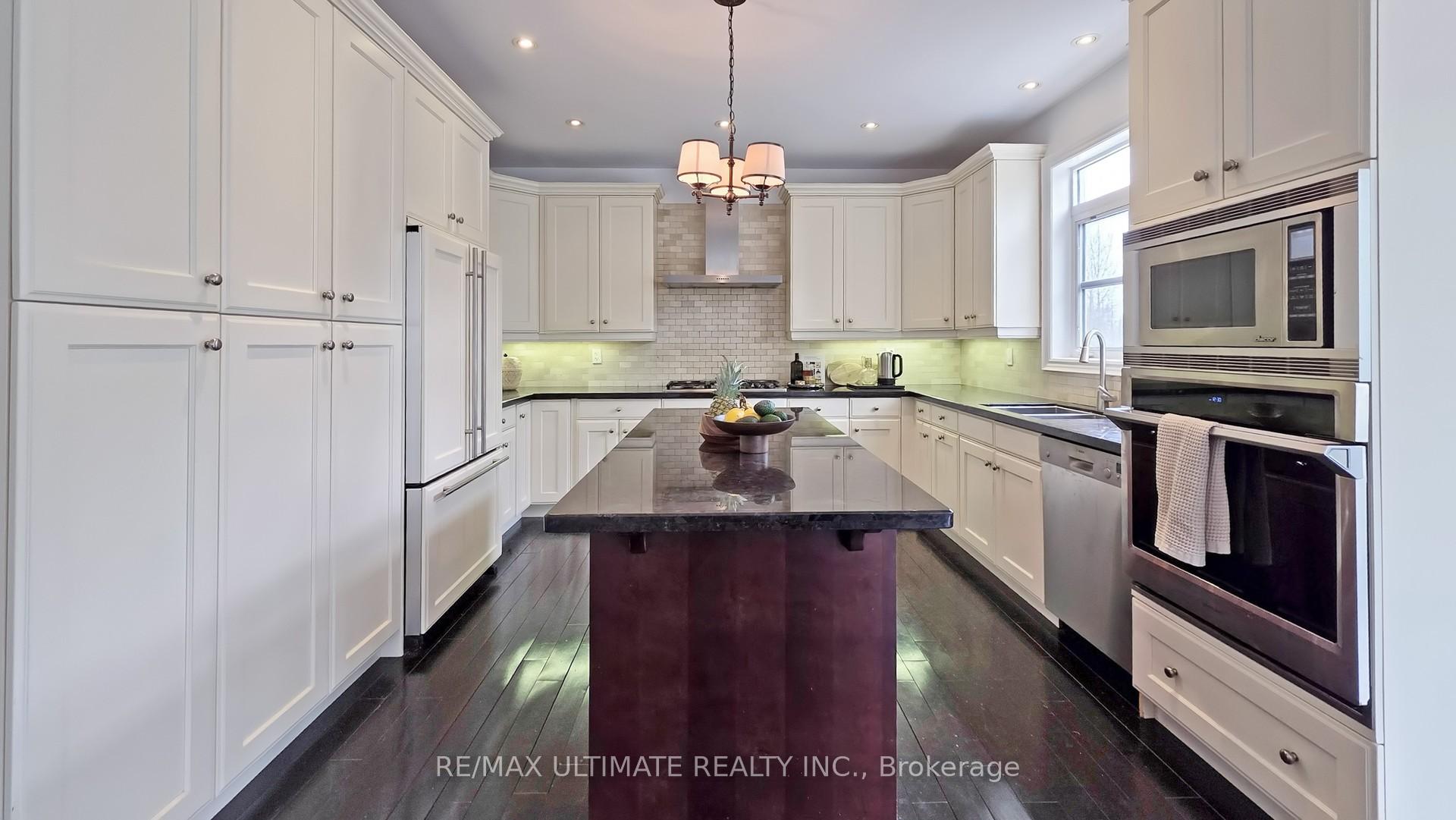 Photo 12 of 133 Cook's Mill Crescent, Vaughan, Patterson — HOMEH