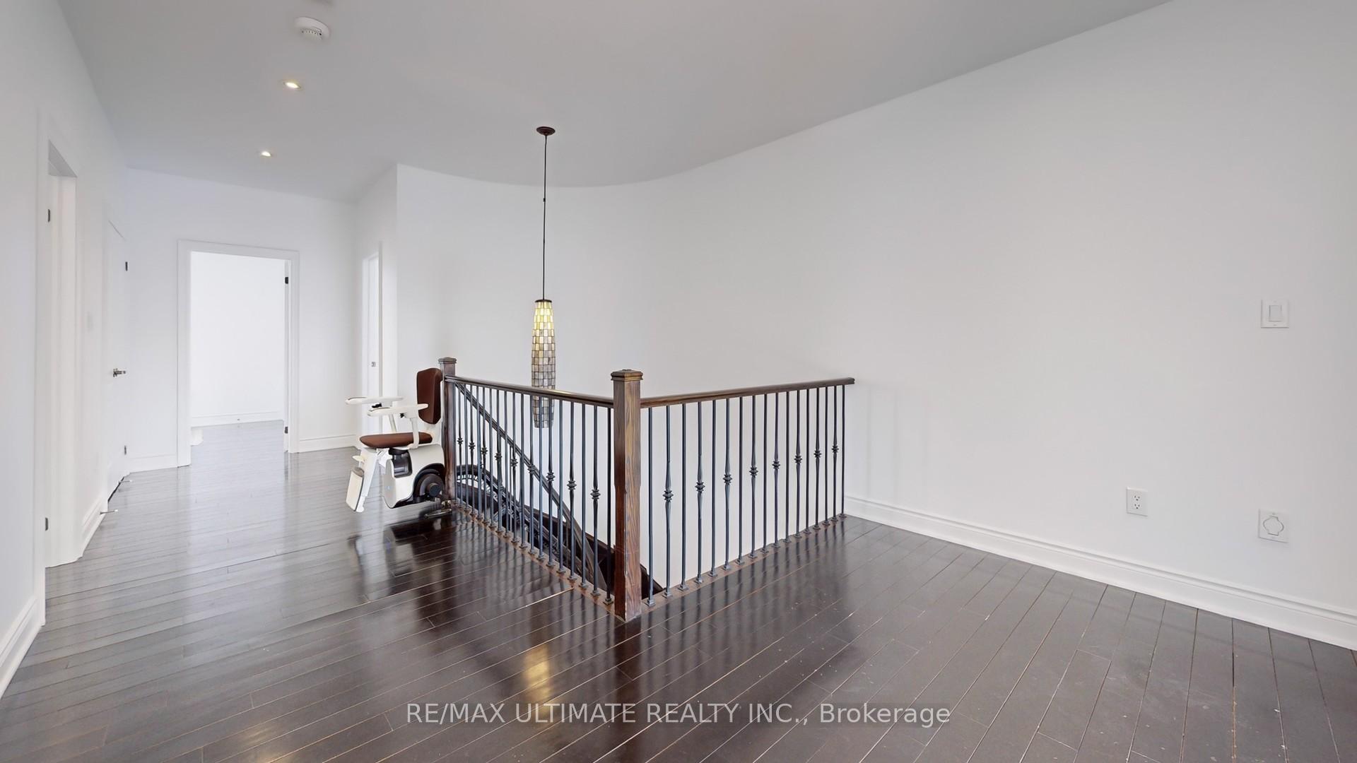 Photo 18 of 133 Cook's Mill Crescent, Vaughan, Patterson — HOMEH