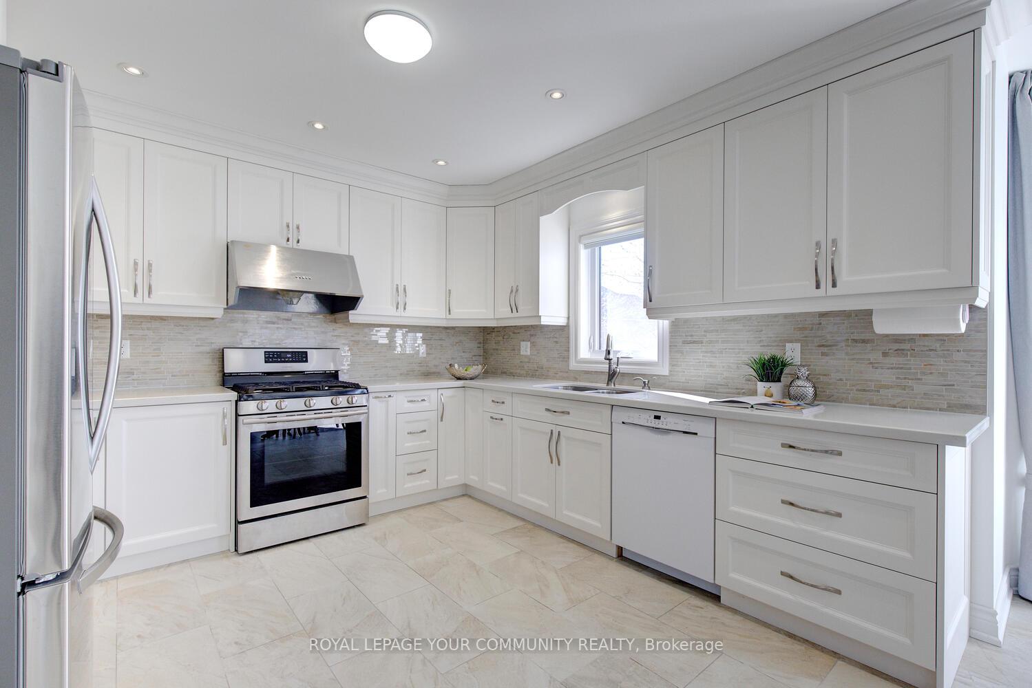 Photo 17 of 33 Robertson Close, Vaughan, Maple — HOMEH