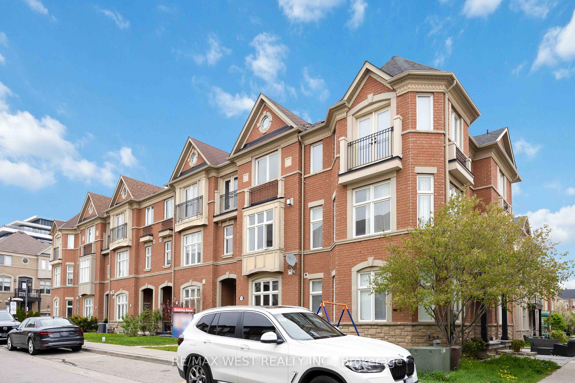 Photo 3 of 17 John Frank Road, Vaughan, East Woodbridge — HOMEH