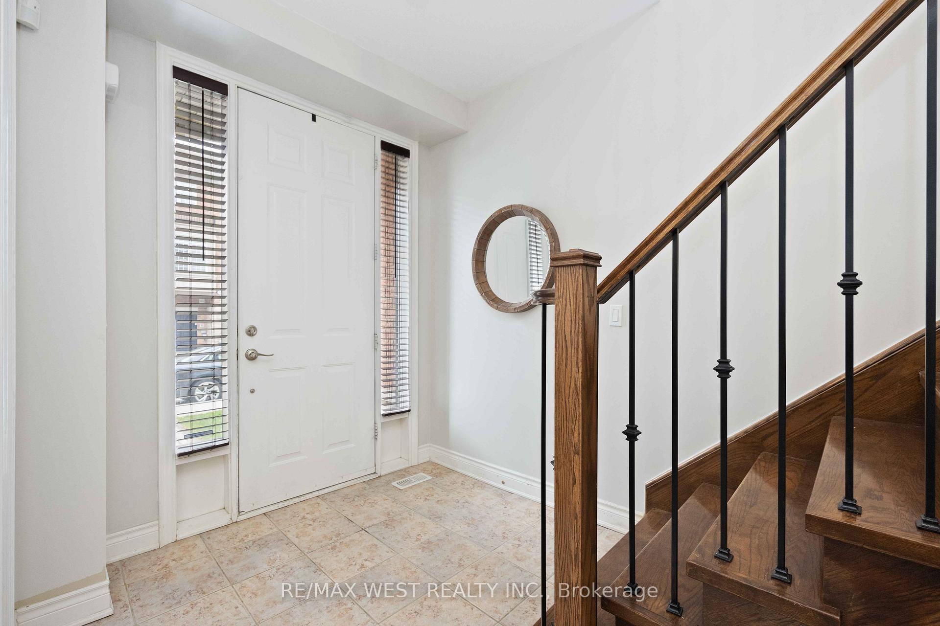 Photo 4 of 17 John Frank Road, Vaughan, East Woodbridge — HOMEH