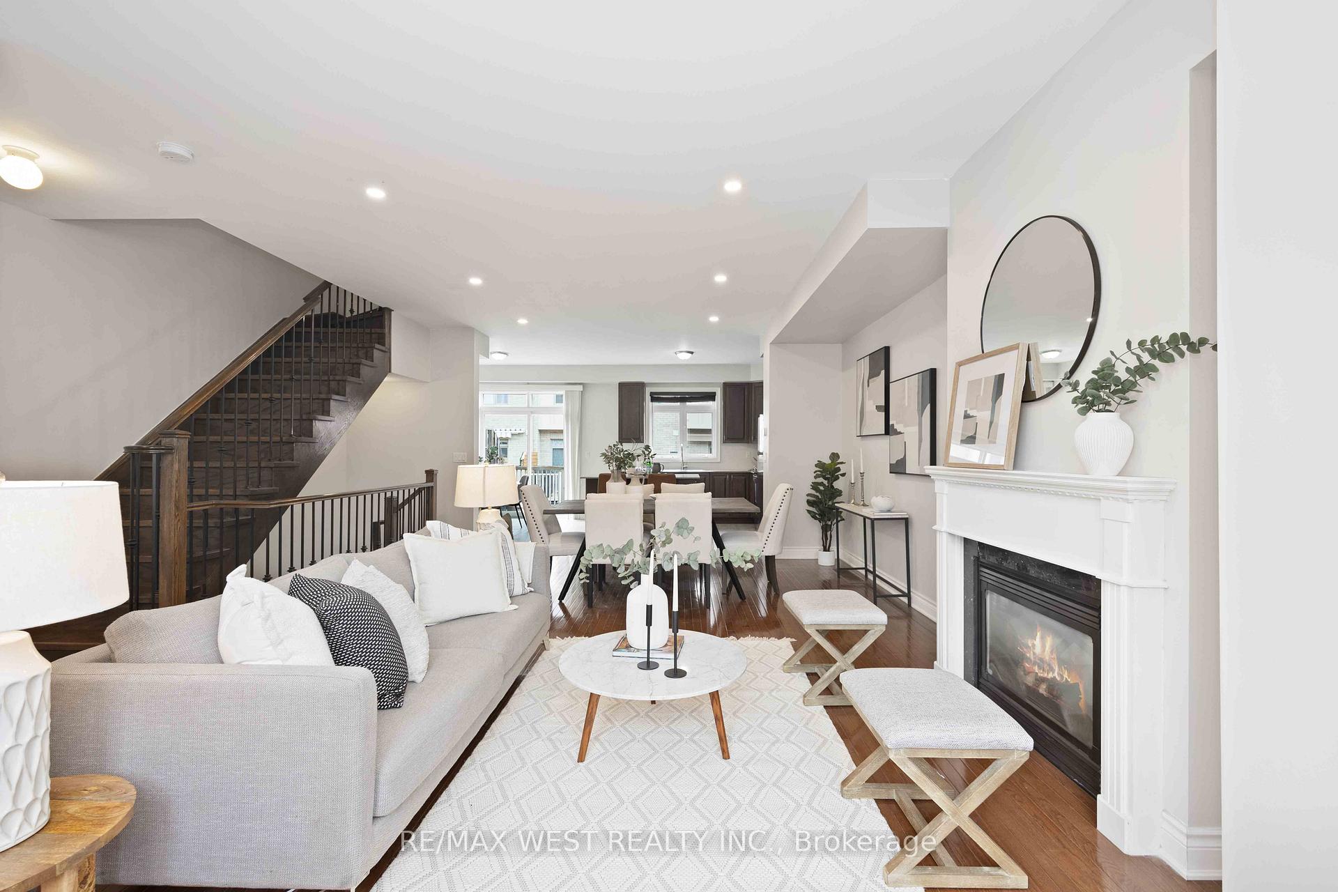 Photo 10 of 17 John Frank Road, Vaughan, East Woodbridge — HOMEH