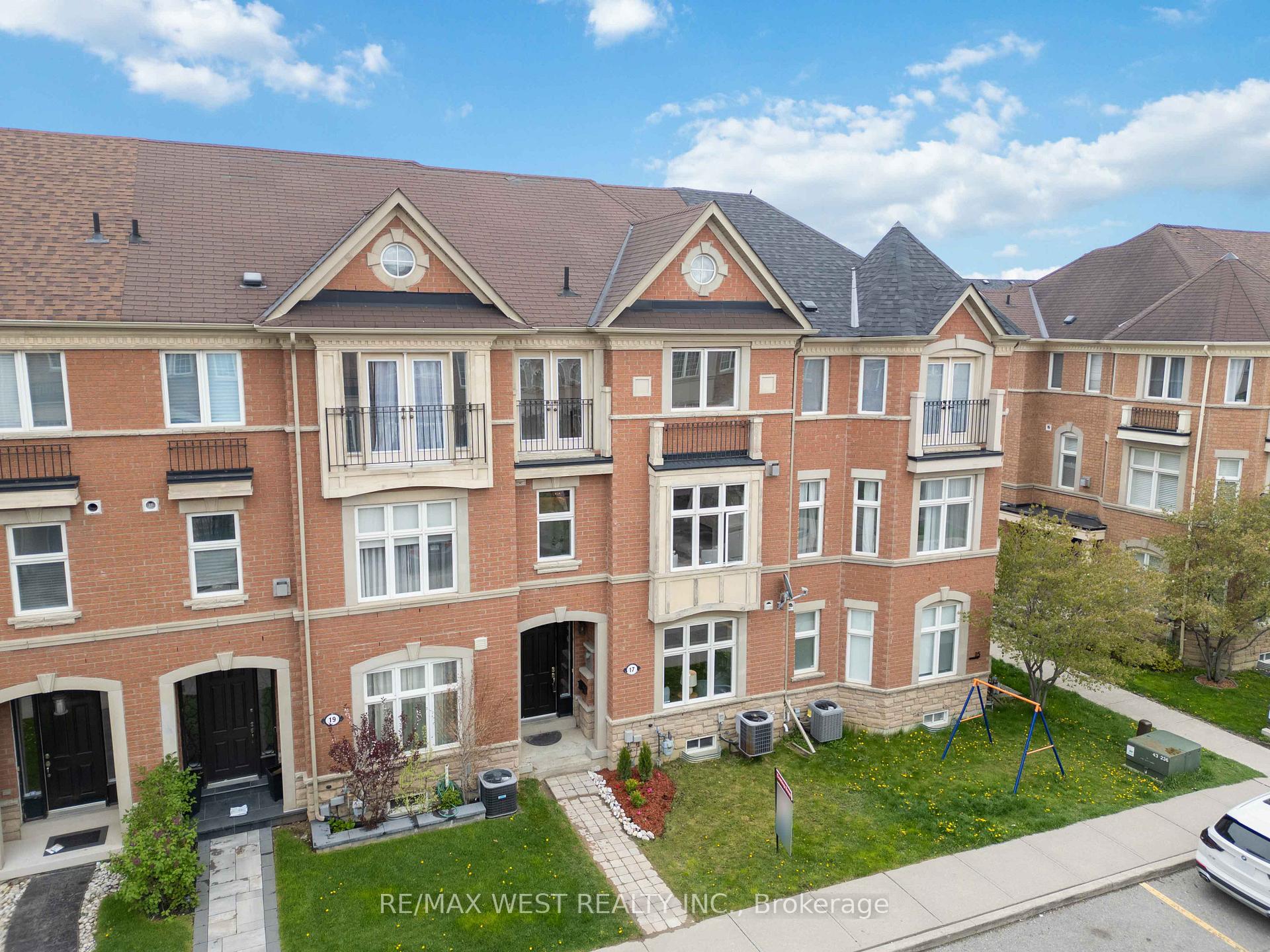 Photo 40 of 17 John Frank Road, Vaughan, East Woodbridge — HOMEH