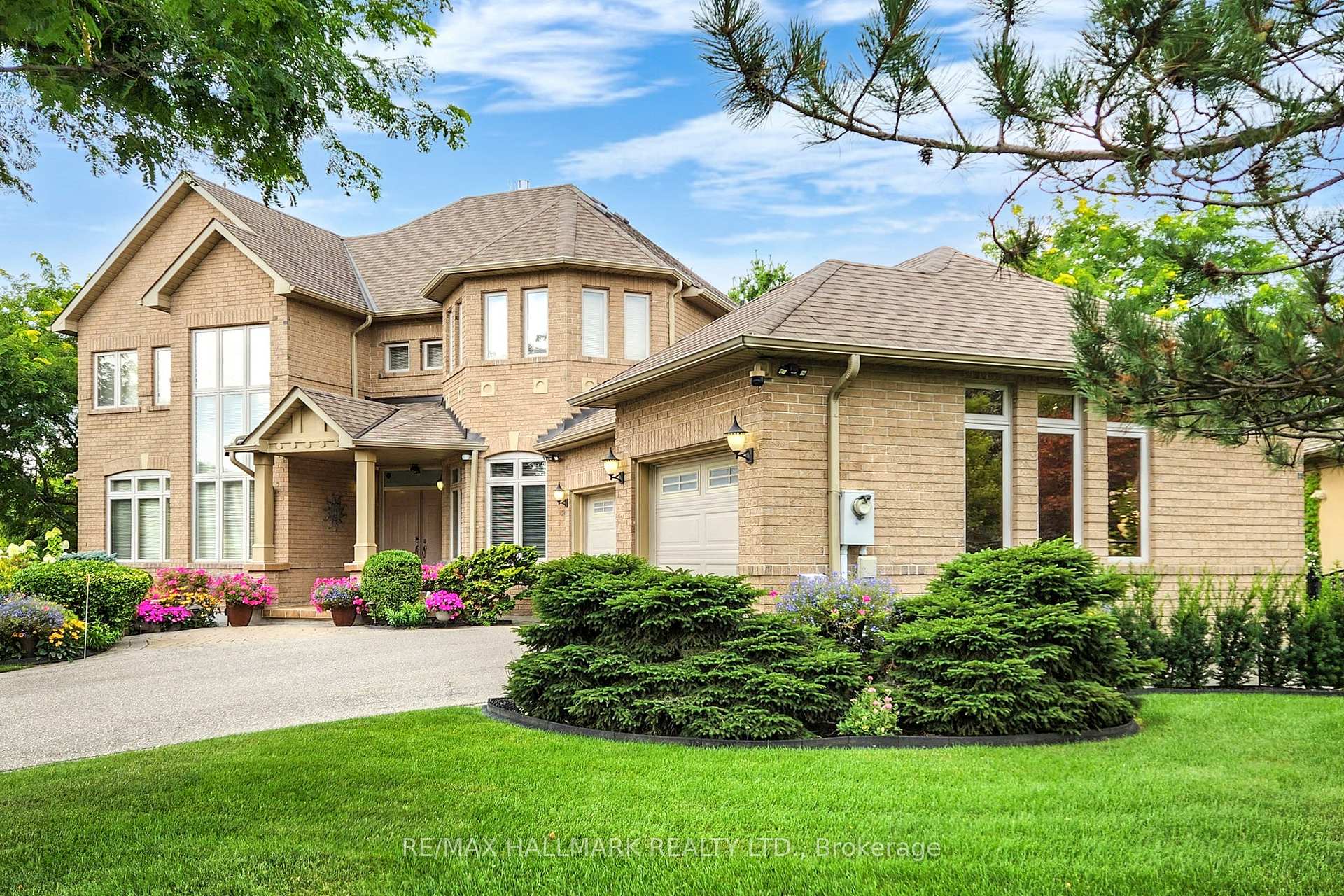 Photo 2 of 151 Nevada Crescent, Vaughan, Rural Vaughan — HOMEH
