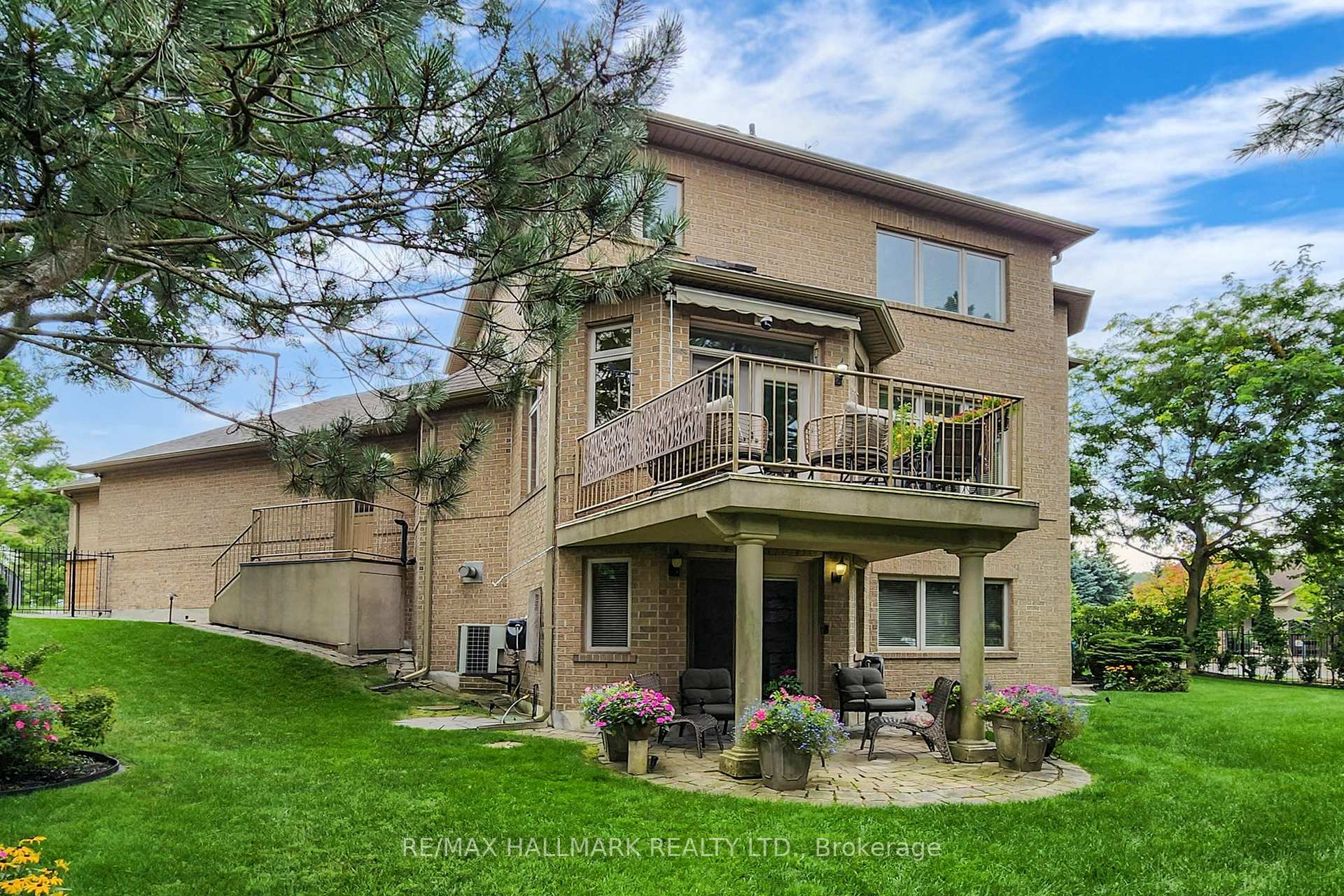 Photo 4 of 151 Nevada Crescent, Vaughan, Rural Vaughan — HOMEH