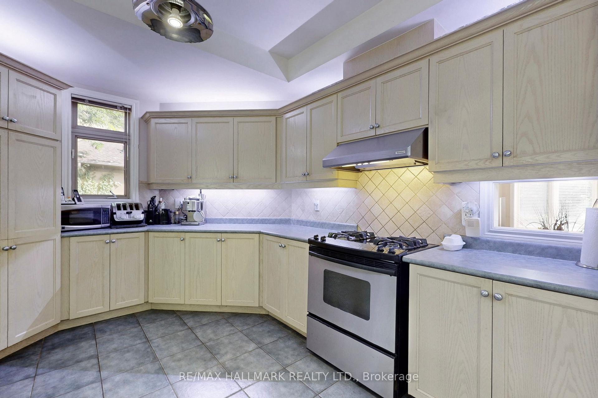 Photo 16 of 151 Nevada Crescent, Vaughan, Rural Vaughan — HOMEH