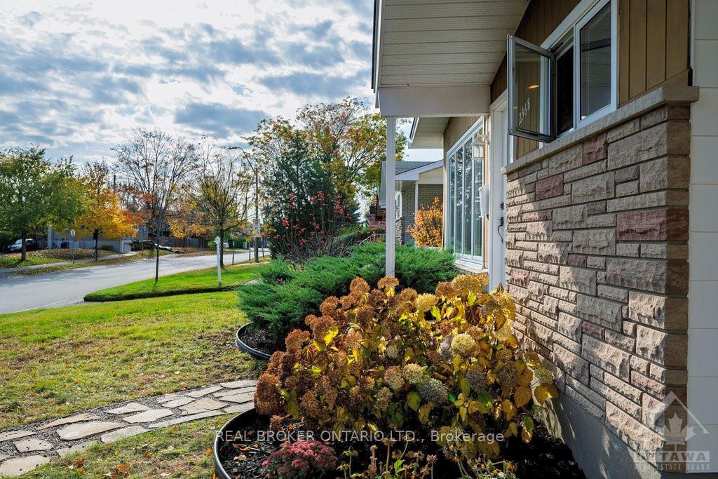 Photo 3 of 2368 Jefferson Street, Ottawa, Guildwood Estates - Urbandale Acres — HOMEH