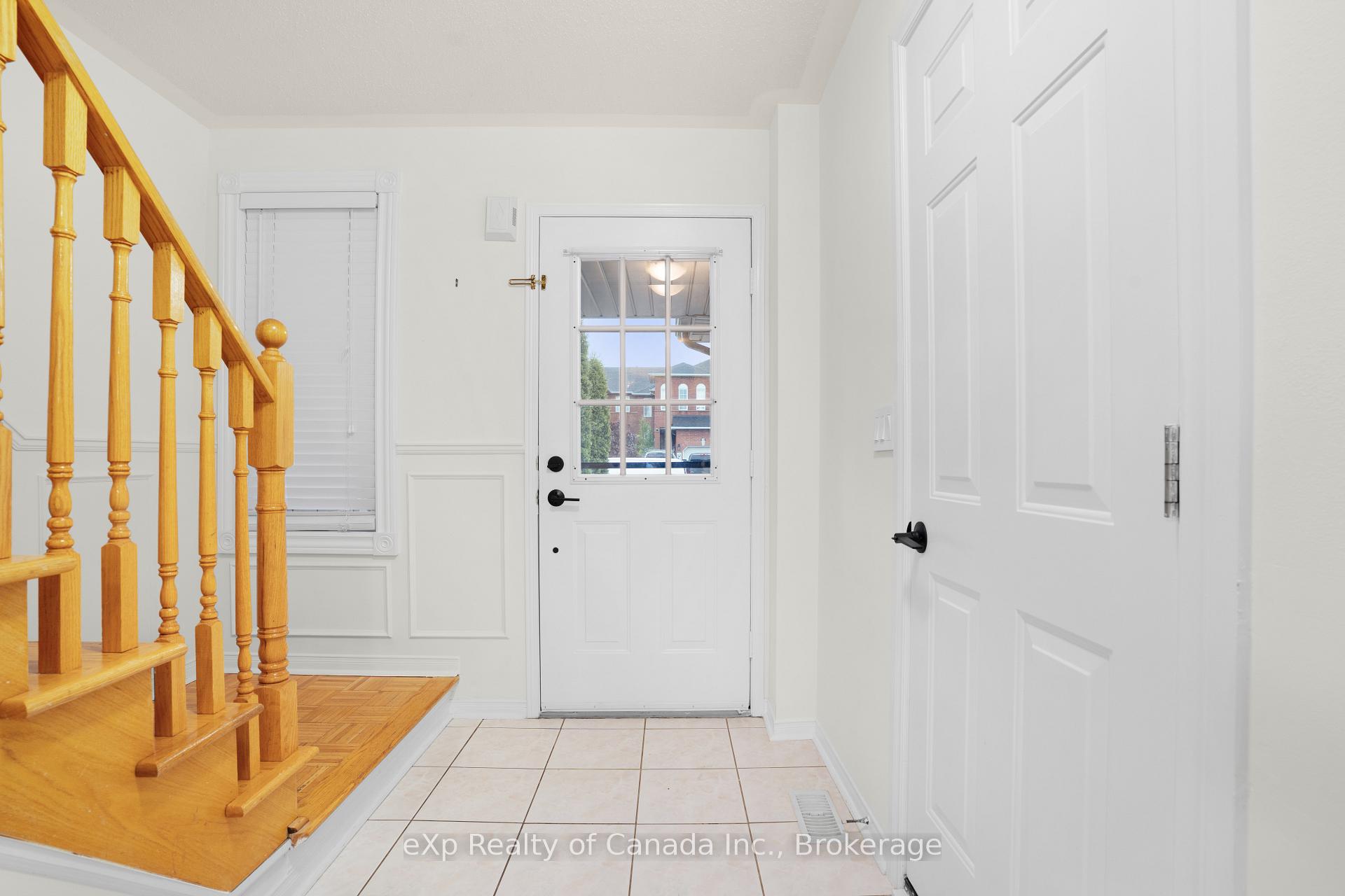 Photo 3 of 33 Piazza Crescent, Vaughan, West Woodbridge — HOMEH