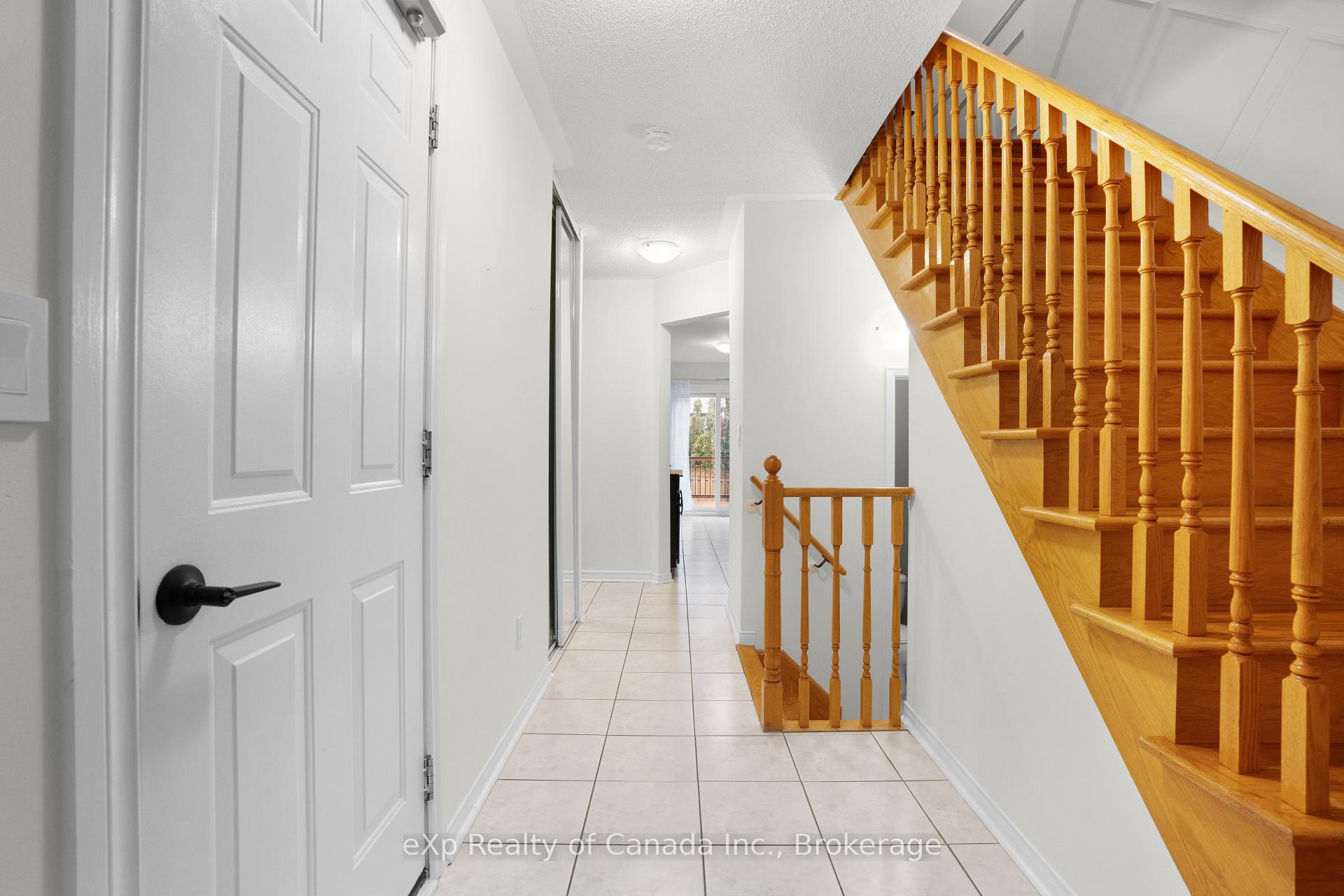 Photo 4 of 33 Piazza Crescent, Vaughan, West Woodbridge — HOMEH