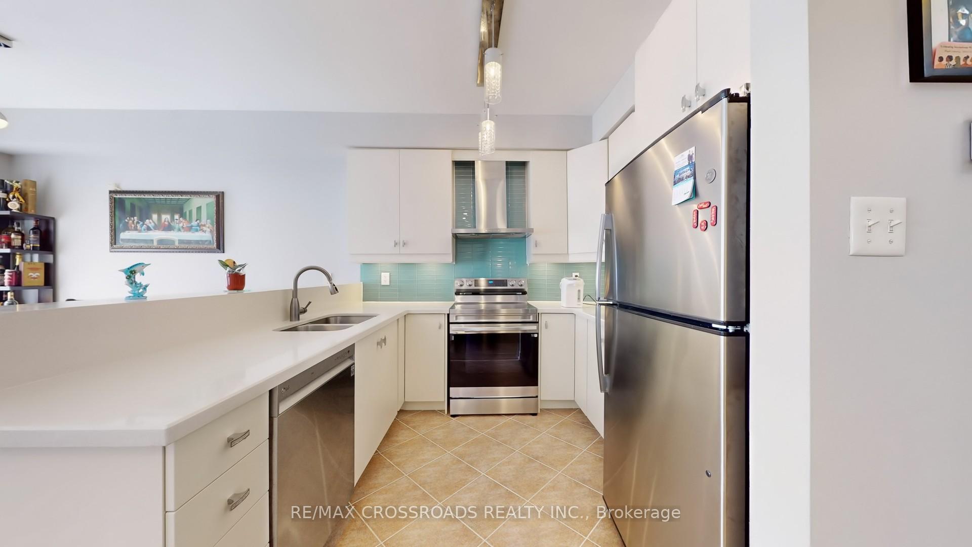 Photo 3 of 68 Arco Circle, Vaughan, Maple — HOMEH