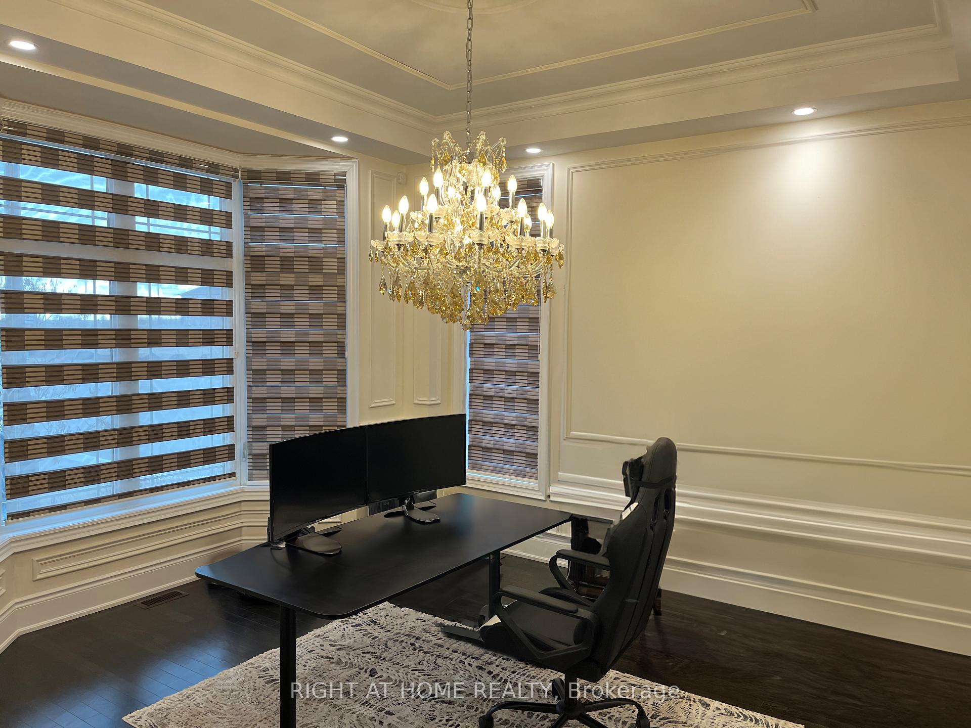 Photo 3 of 2 Chesney Crescent, Vaughan, Kleinburg — HOMEH