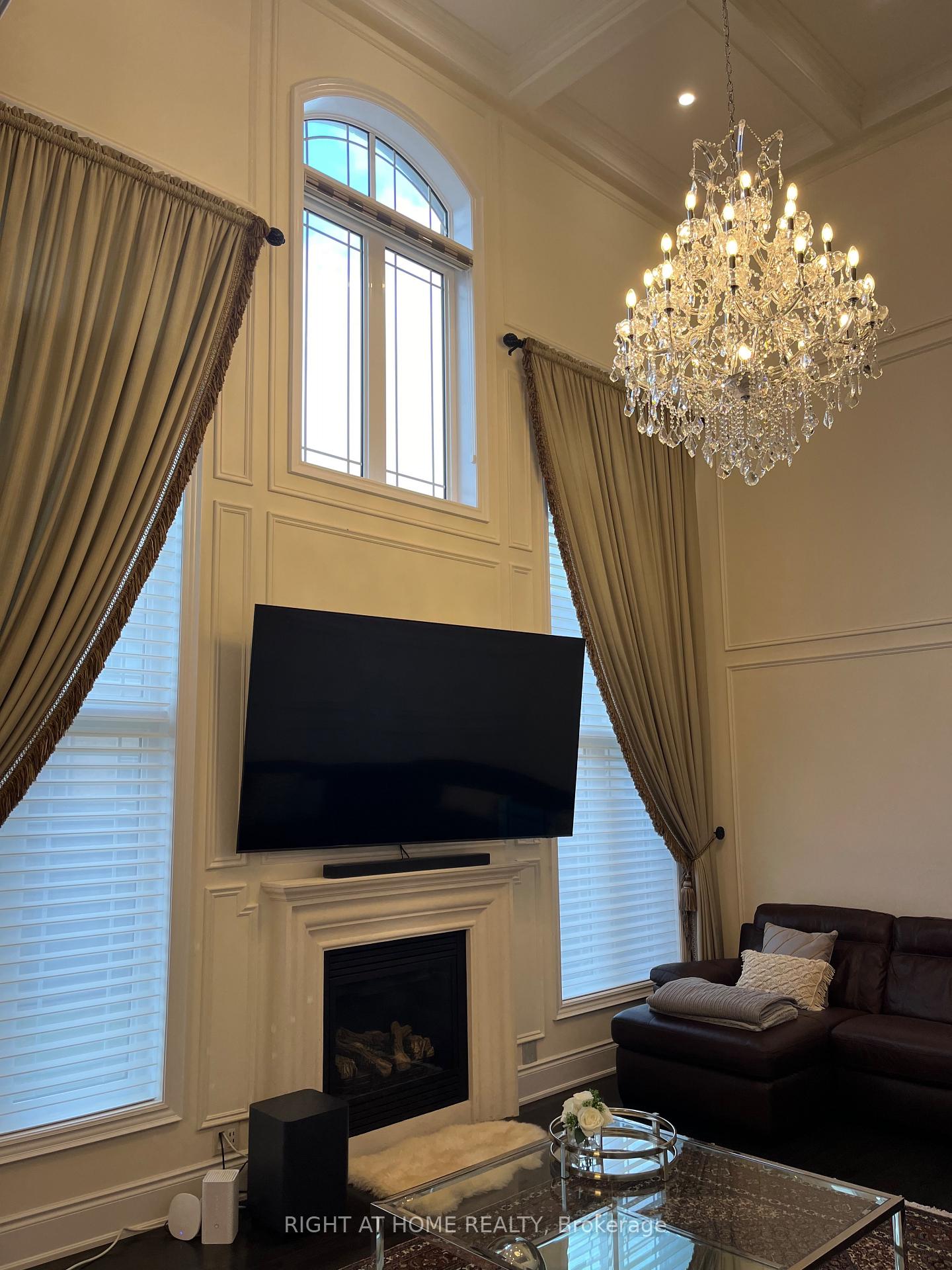 Photo 8 of 2 Chesney Crescent, Vaughan, Kleinburg — HOMEH