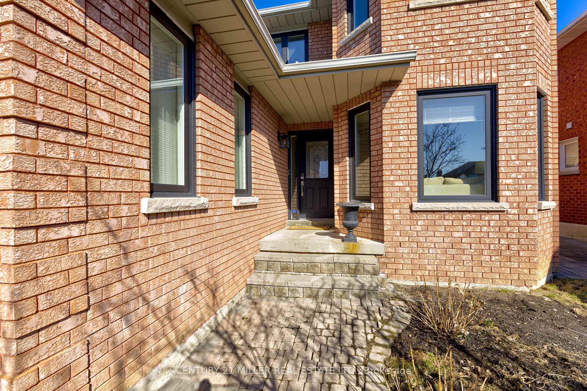 Photo 2 of 39 Iona Crescent, Vaughan, Elder Mills — HOMEH