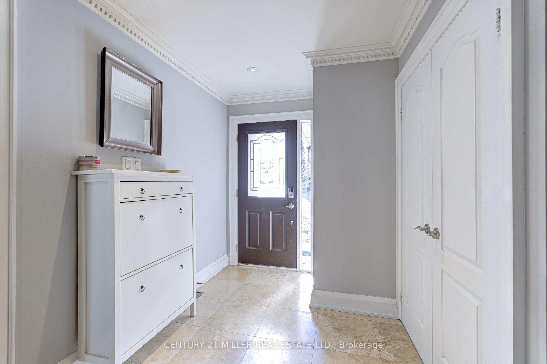 Photo 3 of 39 Iona Crescent, Vaughan, Elder Mills — HOMEH