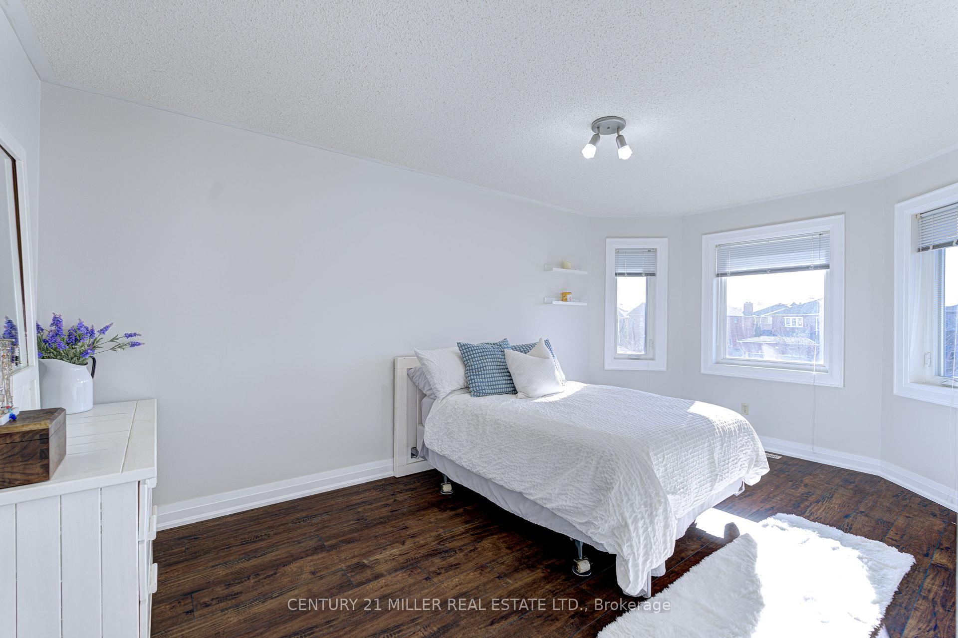 Photo 32 of 39 Iona Crescent, Vaughan, Elder Mills — HOMEH