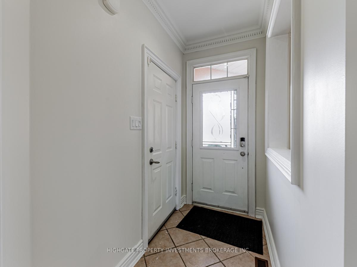 Photo 4 of 66 Ridgeway Court, Vaughan, Maple — HOMEH