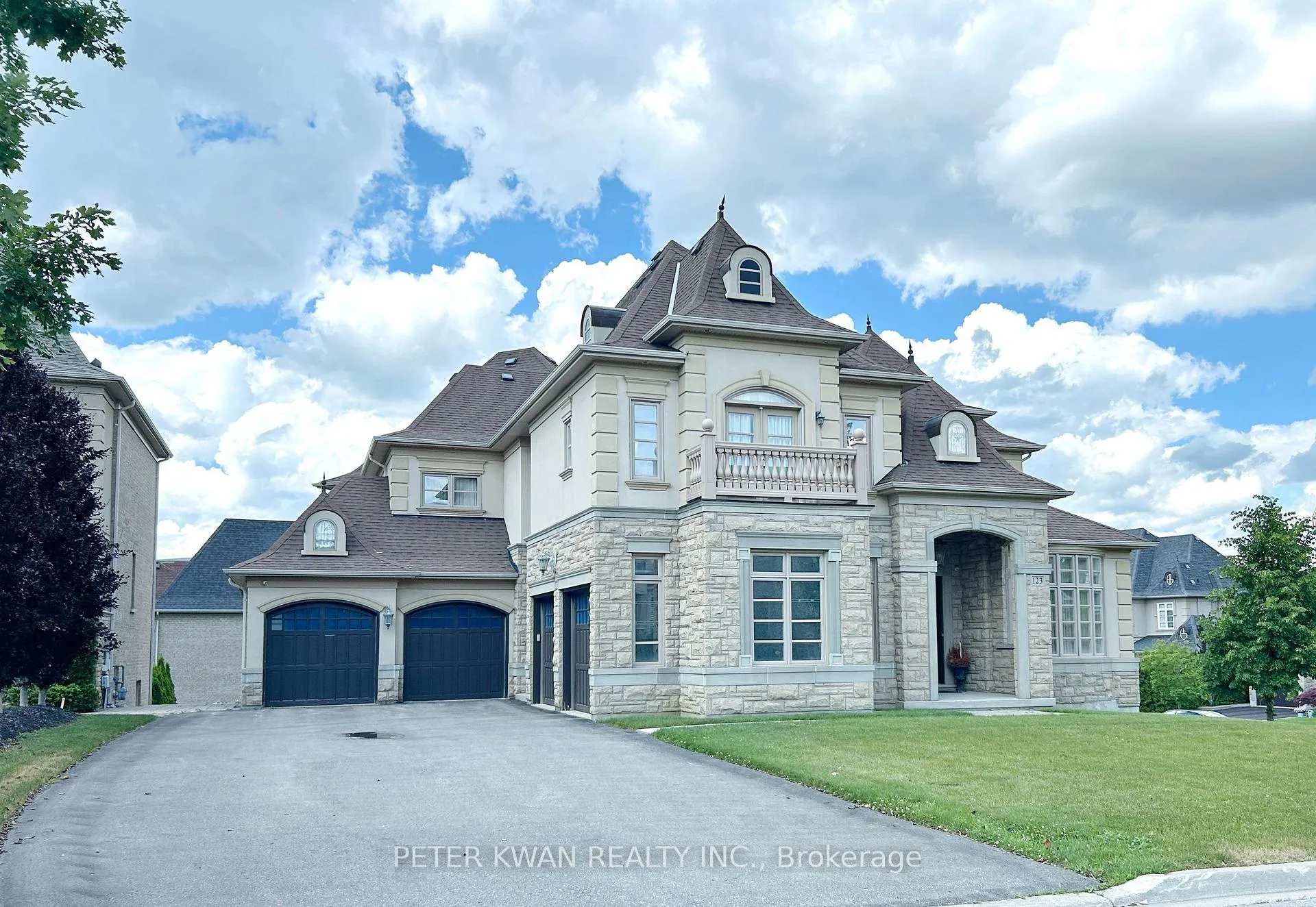 Front of 123 Carisbrooke Circle