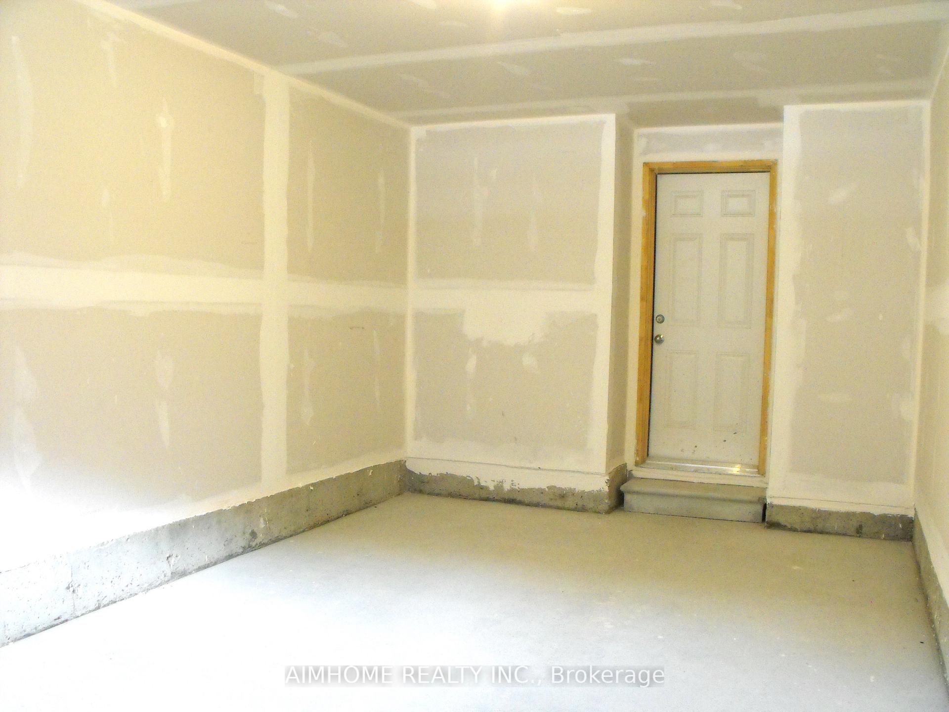 Photo 15 of 21 Calloway Way, Whitby, Downtown Whitby — HOMEH