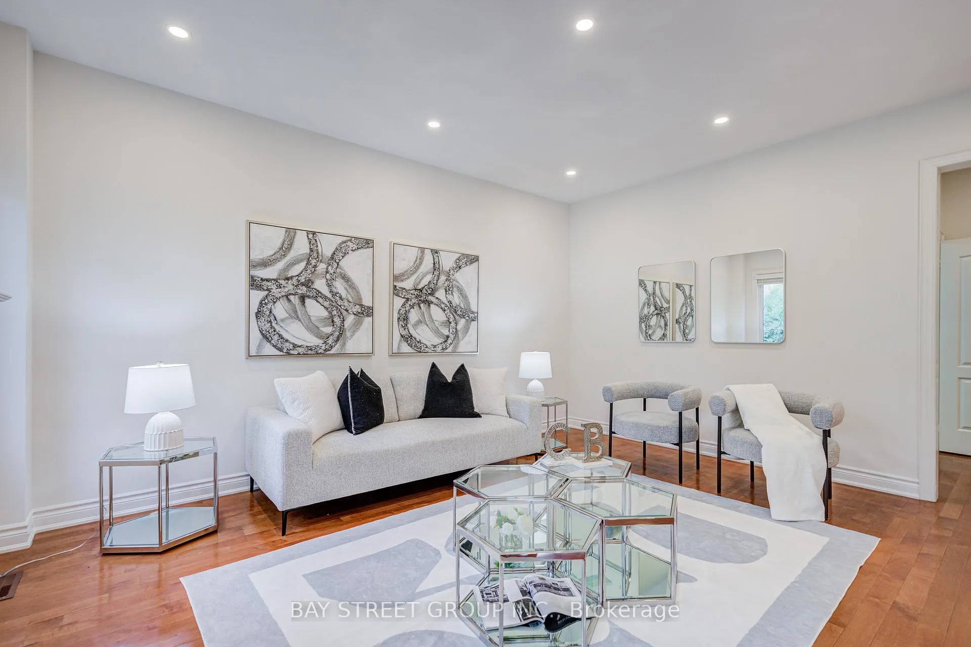 Photo 14 of 15 Sisley Crescent, Vaughan, Patterson — HOMEH