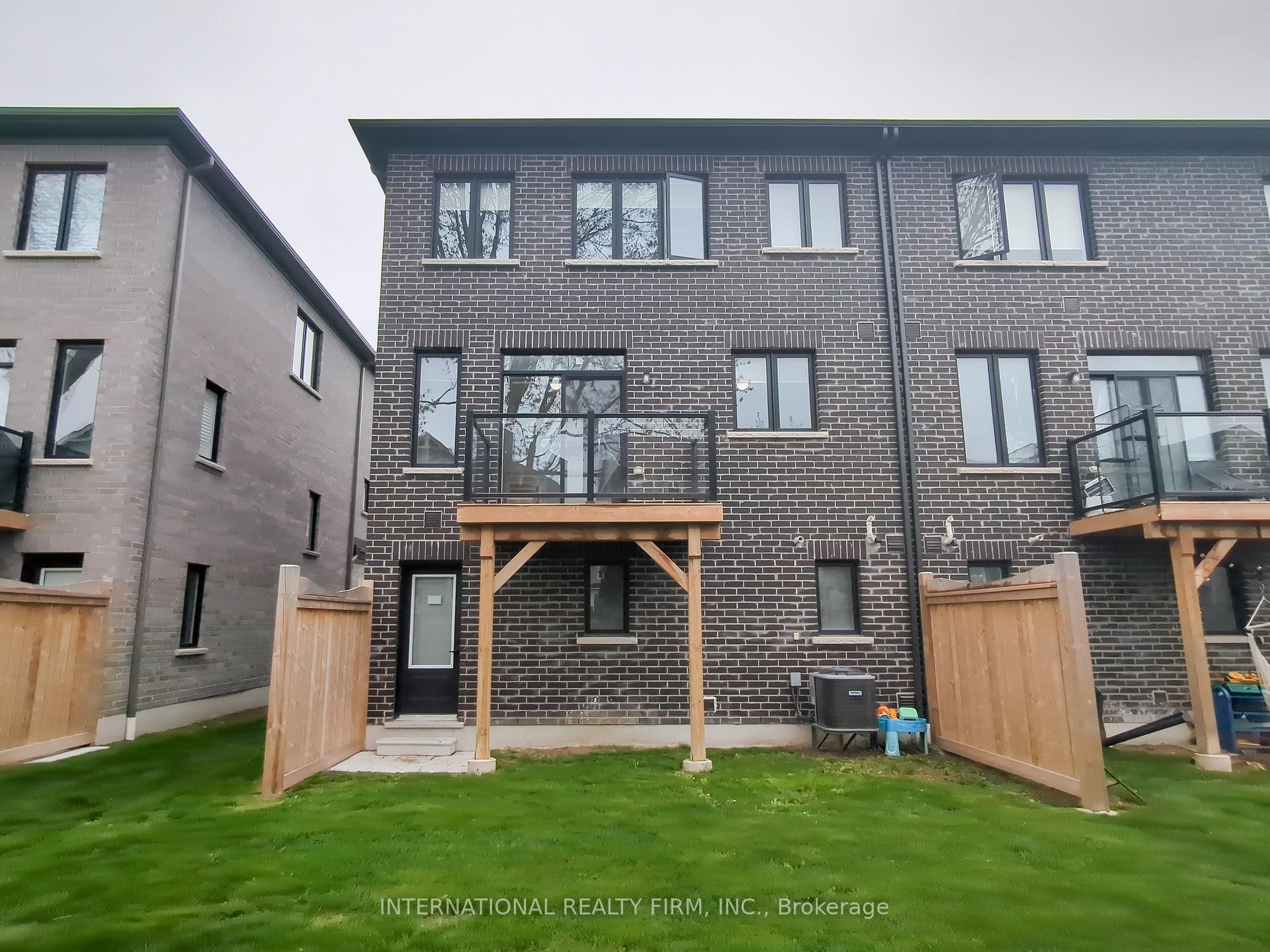 Photo 10 of 14 Steamboat Way, Whitby, Port Whitby — HOMEH