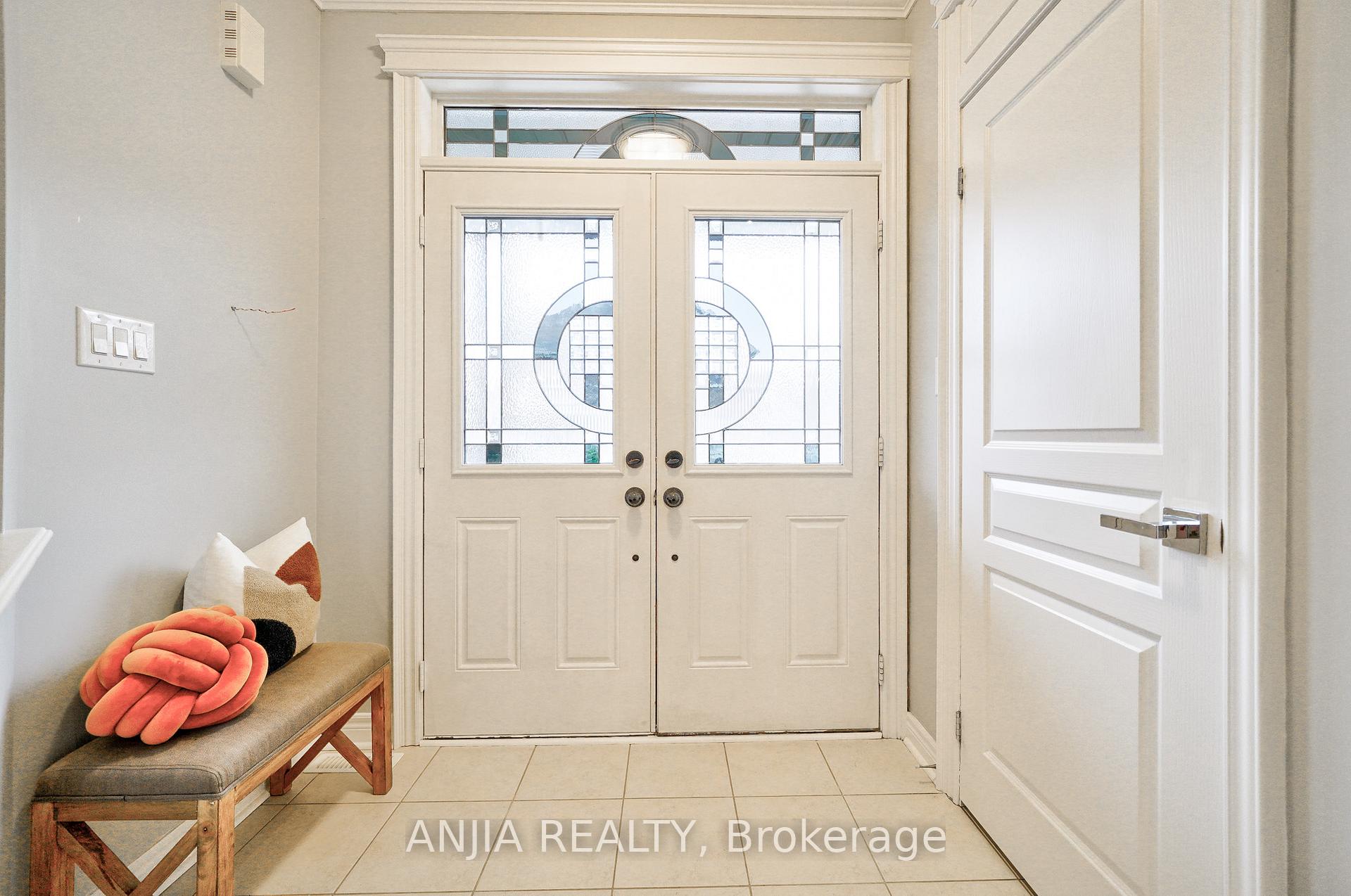 Photo 4 of 83 William Bartlett Drive, Markham, Berczy — HOMEH