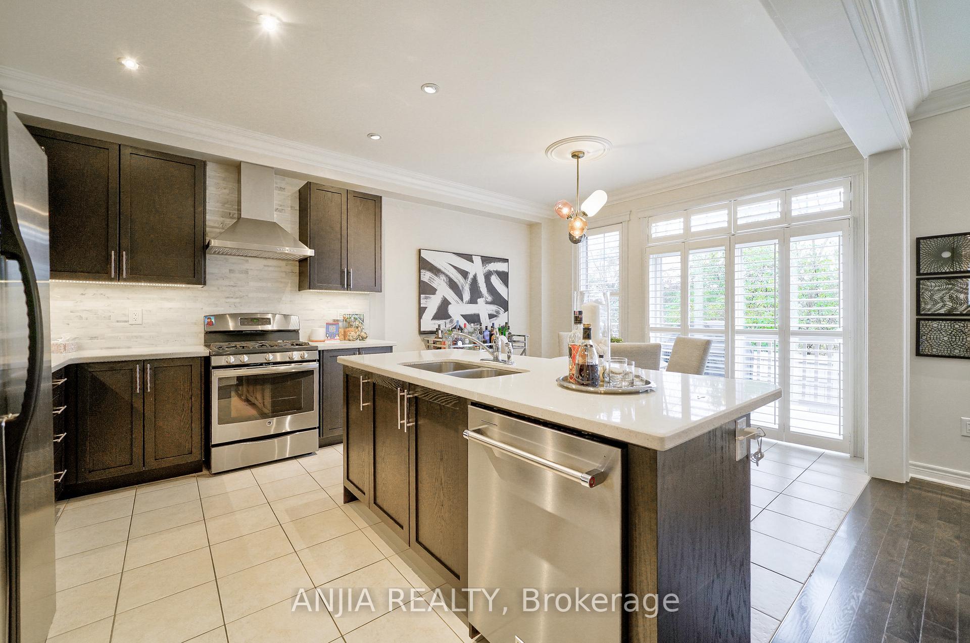 Photo 13 of 83 William Bartlett Drive, Markham, Berczy — HOMEH