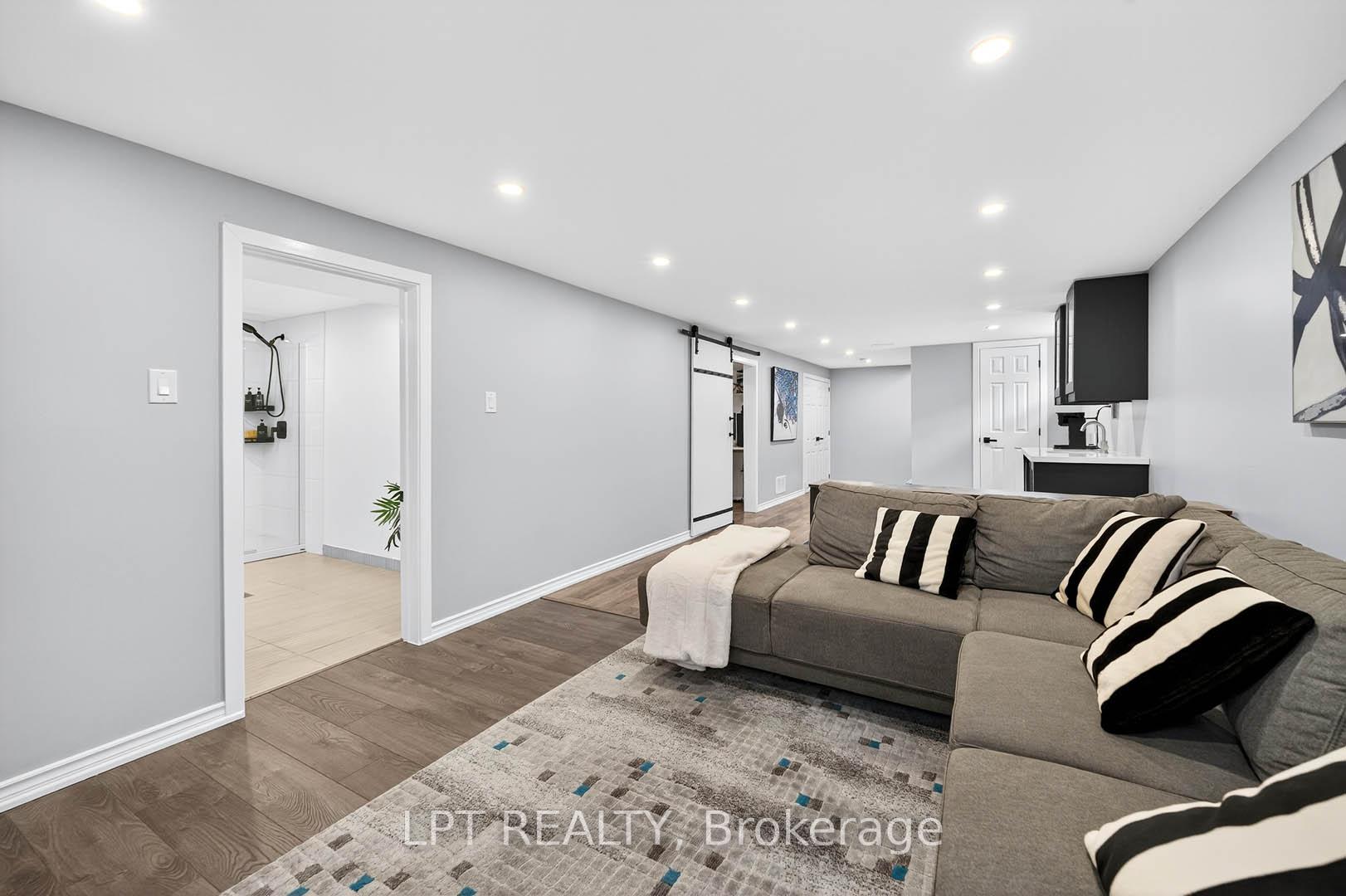 Photo 27 of 918 Walton Boulevard, Whitby, Williamsburg — HOMEH