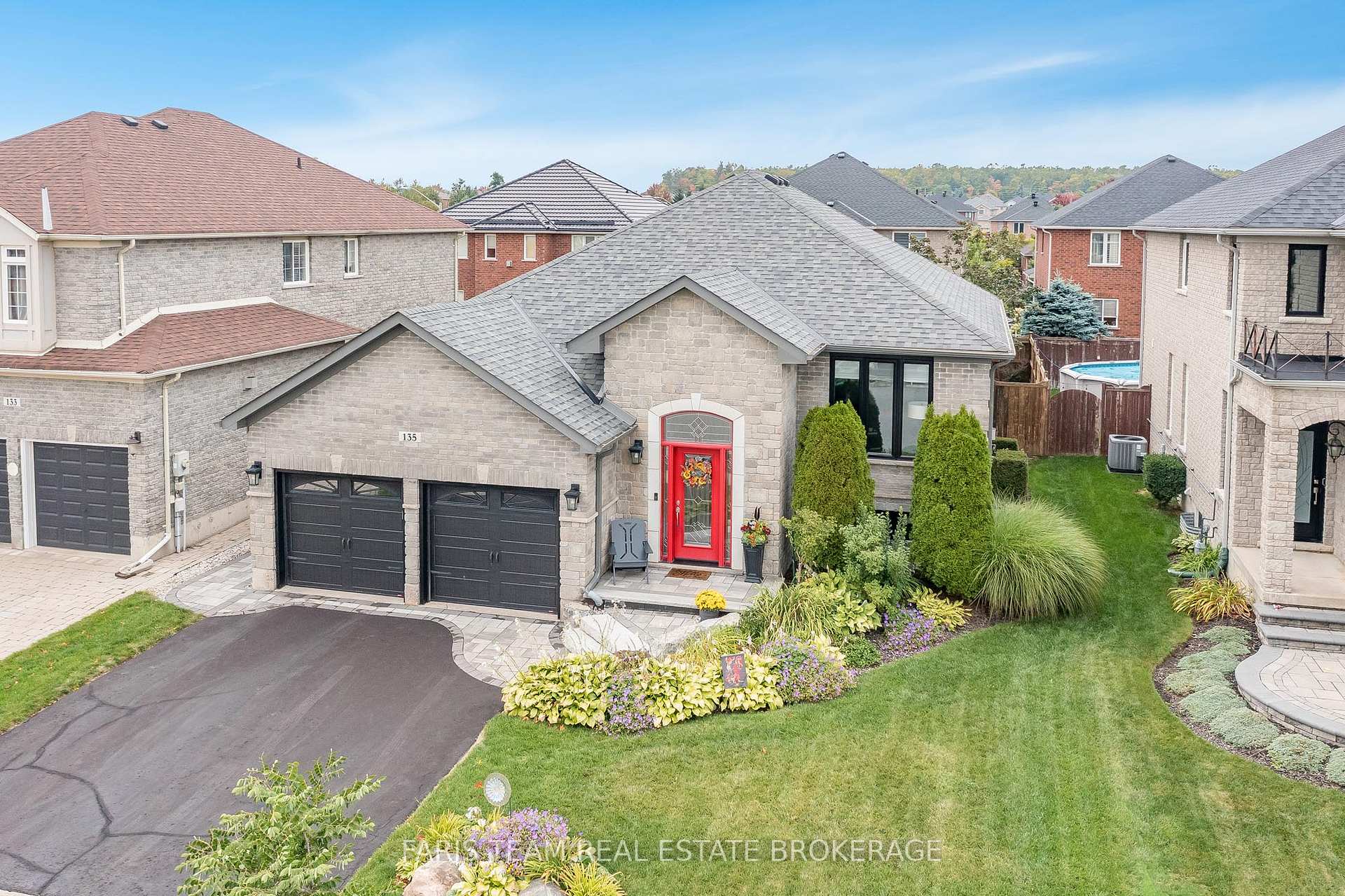 Photo 3 of 135 Sandringham Drive, Barrie, Innis-Shore — HOMEH