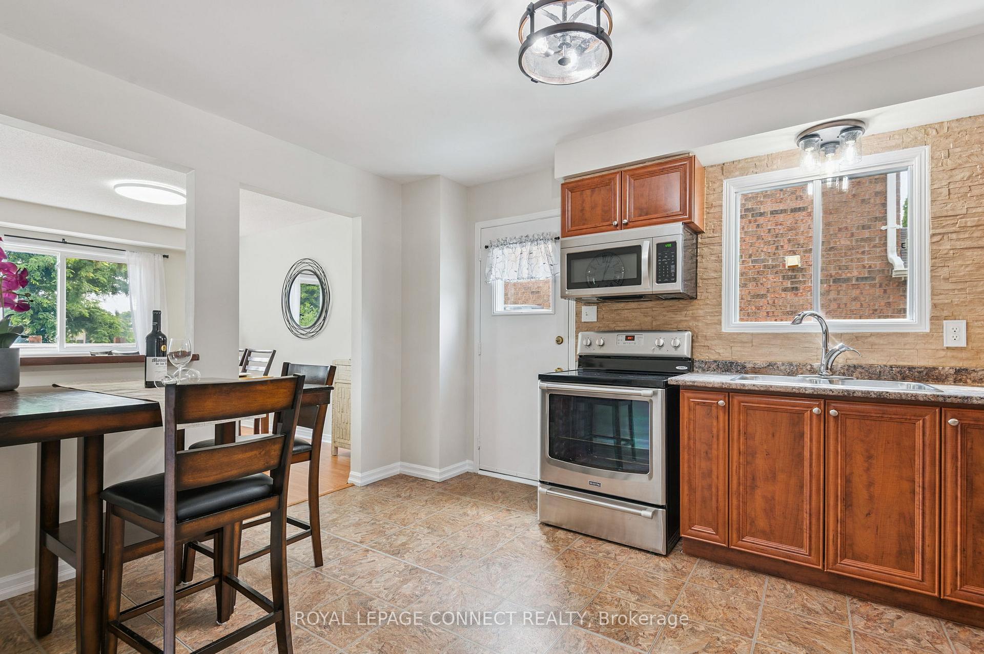 Photo 7 of 22 Crawford Rose Drive, Aurora, Aurora Heights — HOMEH